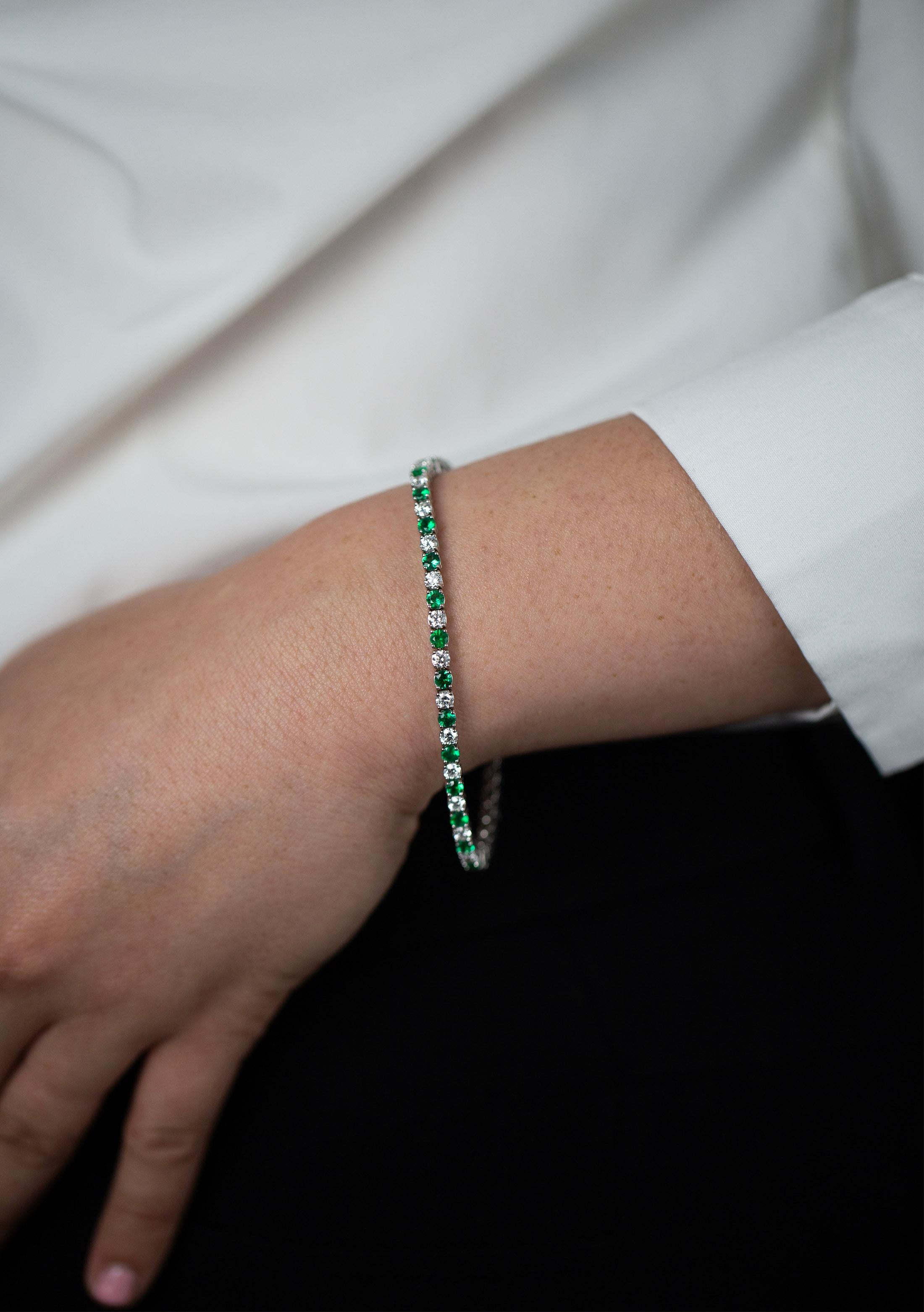 Roman Malakov 5.04 Carat Total Alternating Emerald & Diamond Tennis Bracelet In New Condition For Sale In New York, NY