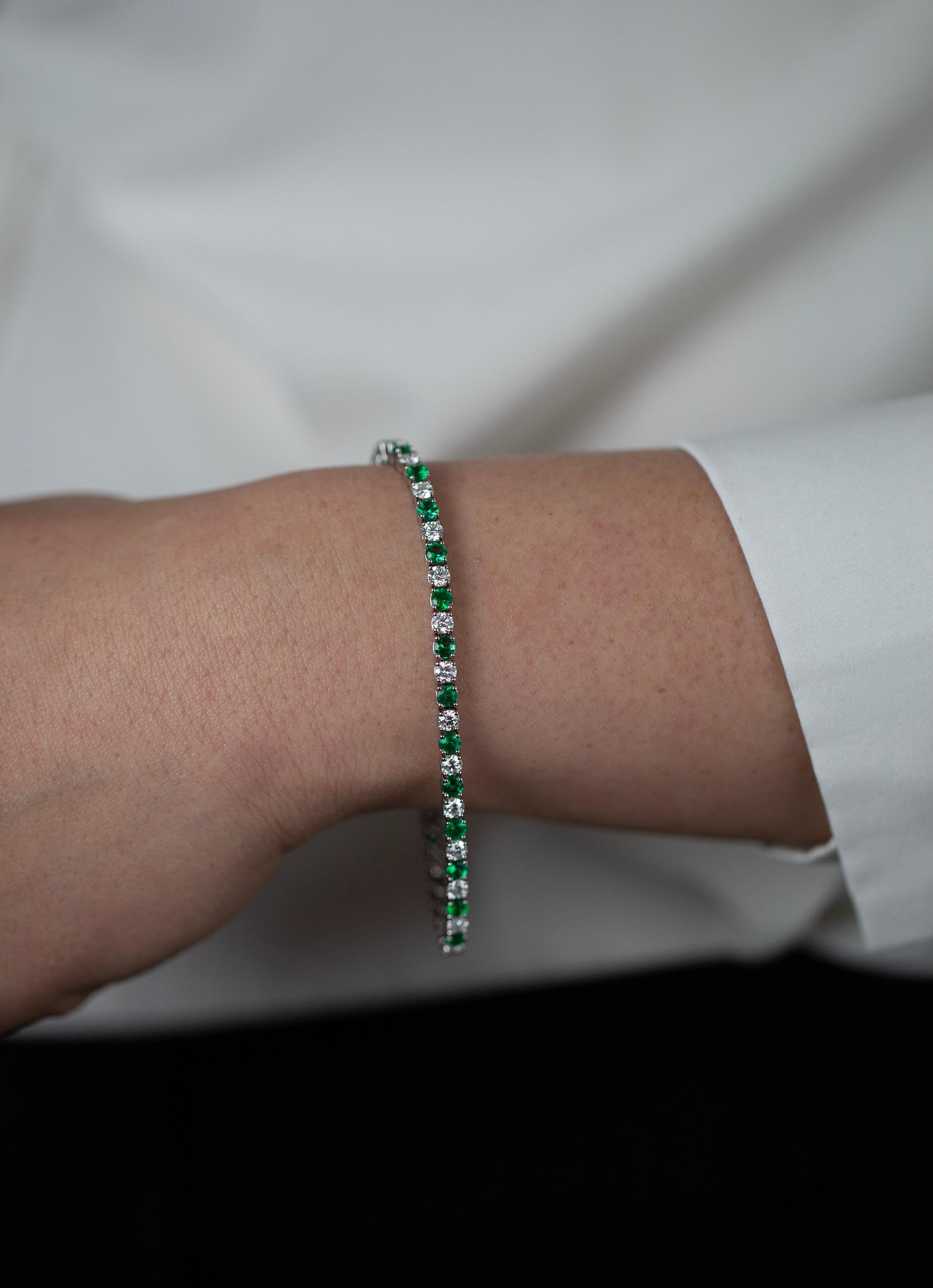 Women's Roman Malakov 5.04 Carat Total Alternating Emerald & Diamond Tennis Bracelet For Sale
