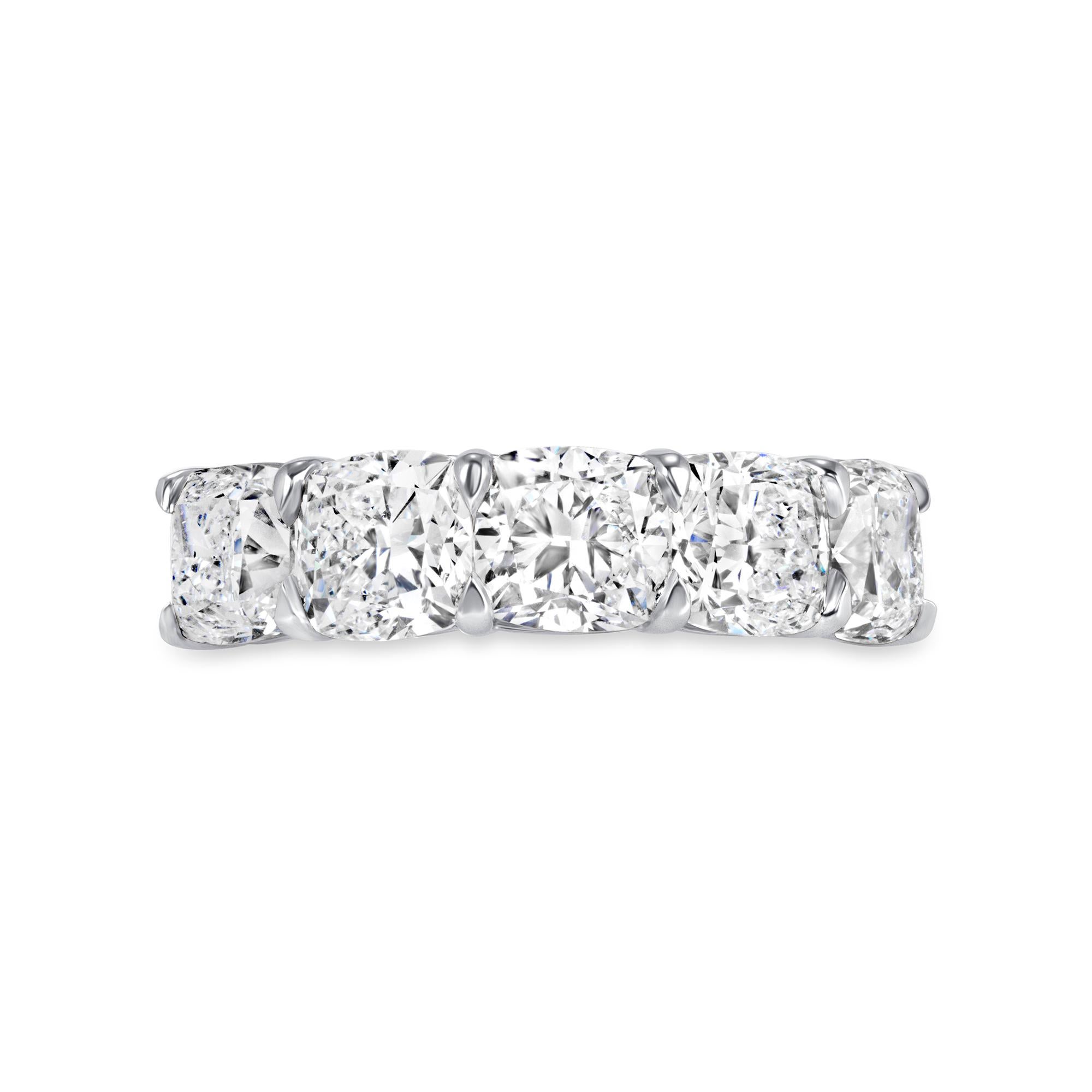Halber Ewigkeitsring aus Platin mit Diamant im Brillantschliff. Dieser Ring hat fünf Cushion Form Diamanten GIA zertifiziert in I Farbe, VS2 Klarheit mit einem etwa 5,04 Karat Gesamtgewicht.
