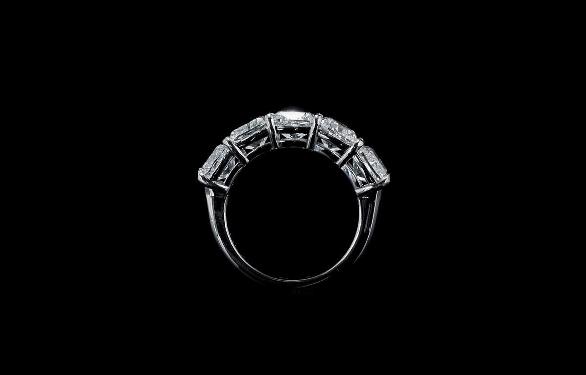 5,04 Ctw. GIA zertifiziert  Halb-Eternity-Ring aus Platin mit Diamanten im Kissenschliff Damen im Angebot