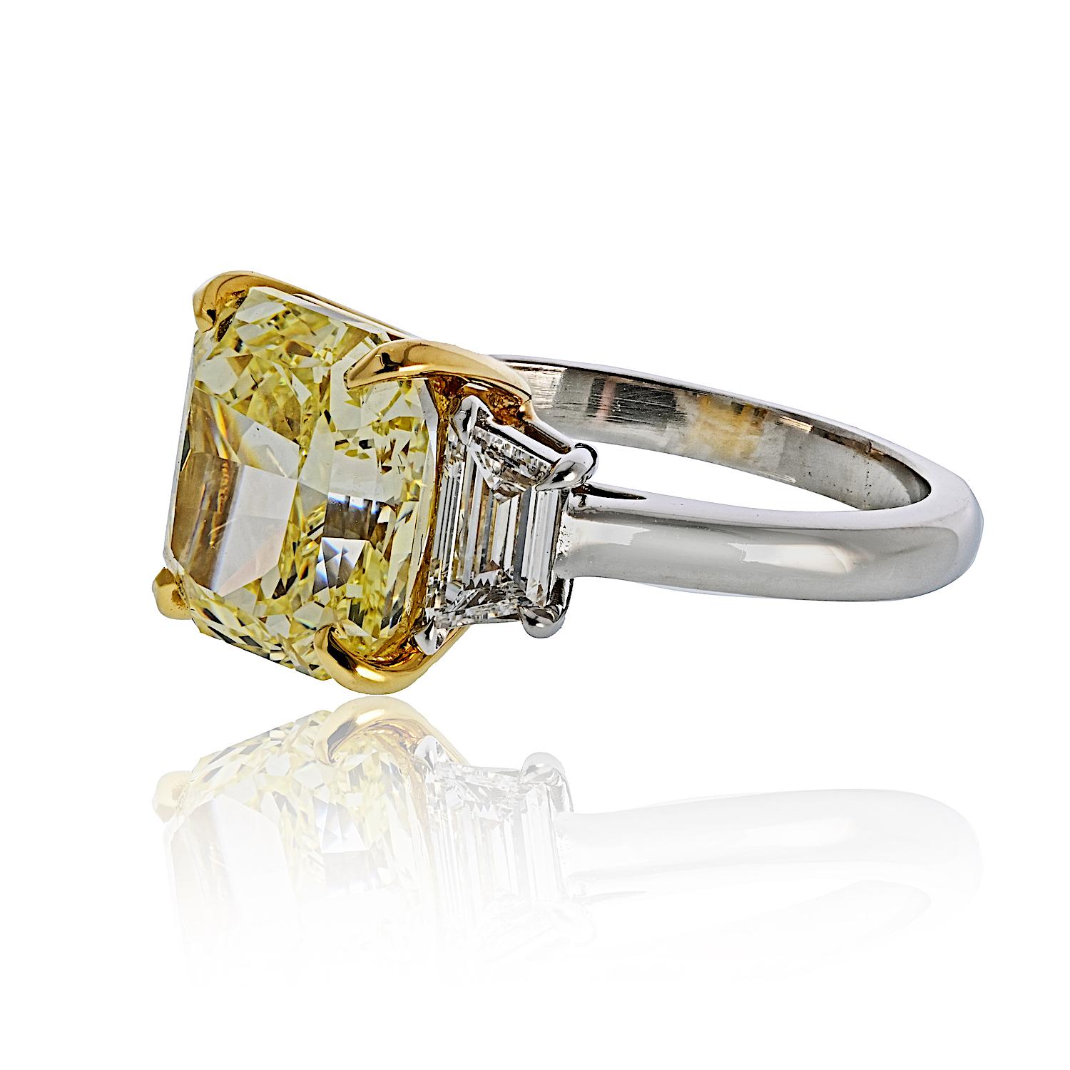 Moderne 5.04ct Platinum and 18K Yellow Gold Fancy Yellow Radiant Cut Three Stone Ring (bague à trois pierres en platine et or jaune 18K) en vente