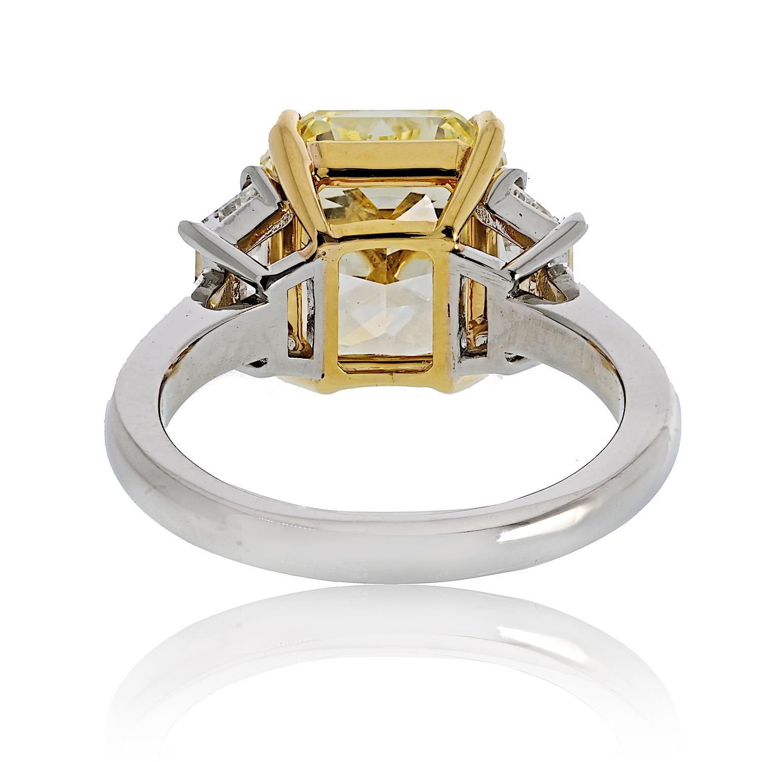 5.04ct Platinum and 18K Yellow Gold Fancy Yellow Radiant Cut Three Stone Ring (bague à trois pierres en platine et or jaune 18K) Excellent état - En vente à New York, NY