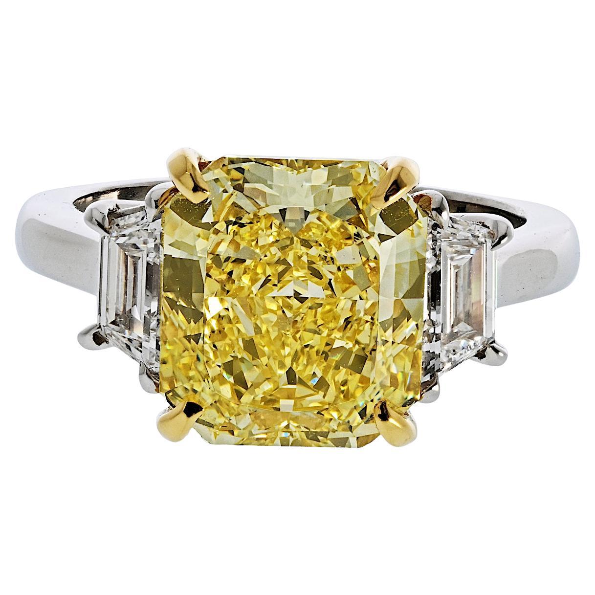 5.04ct Platinum and 18K Yellow Gold Fancy Yellow Radiant Cut Three Stone Ring (bague à trois pierres en platine et or jaune 18K)