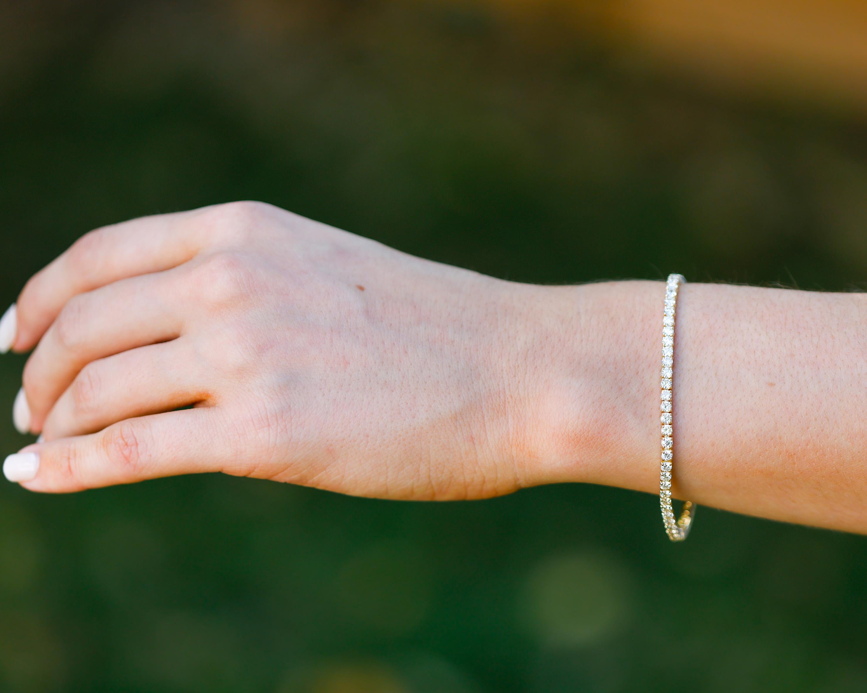 Un magnifique bracelet de tennis en or jaune 14k, orné de diamants naturels. Ce design classique ne se démode jamais, faites votre déclaration avec cette chaîne de diamants étincelants, un cadeau parfait pour vous-même ou pour quelqu'un que vous