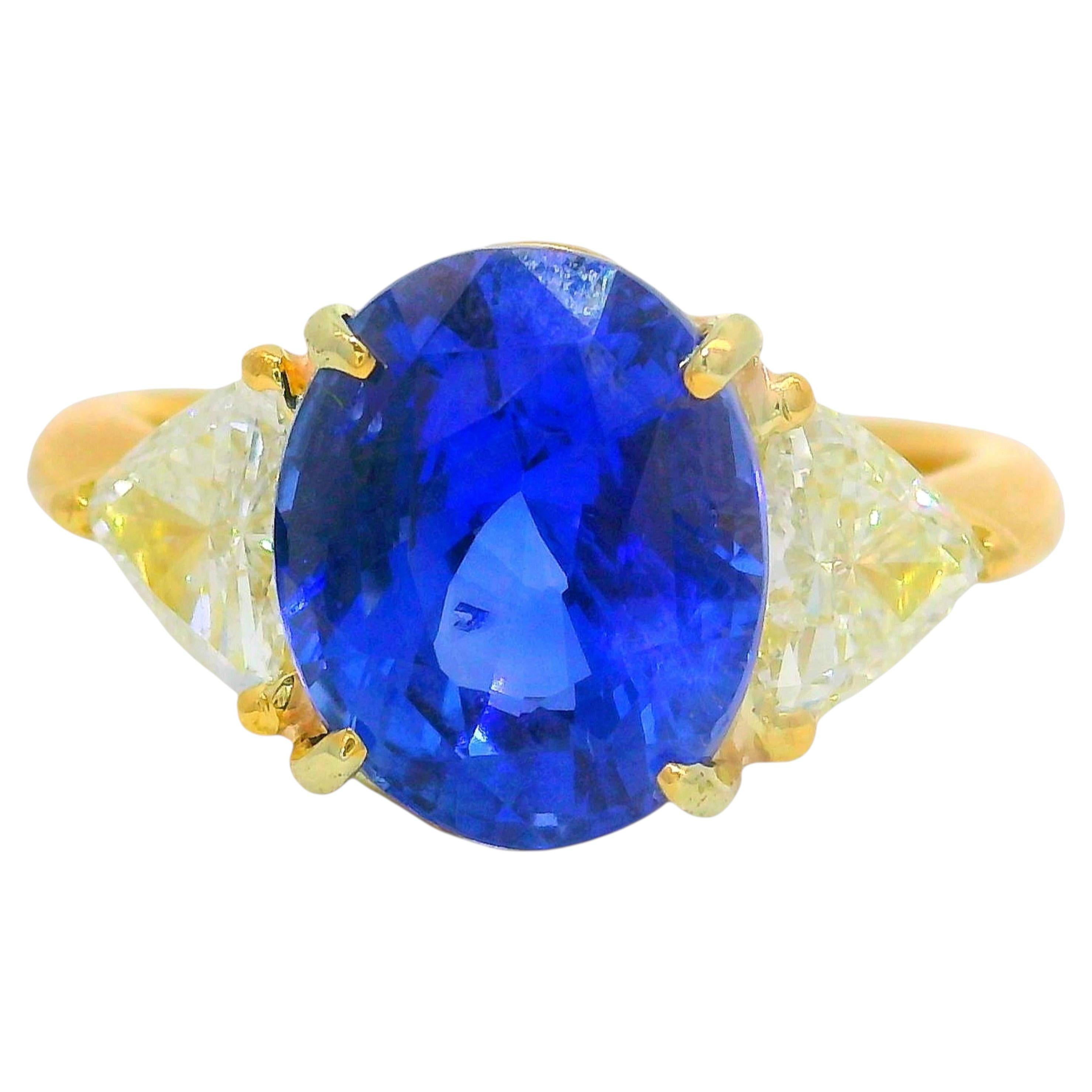 Bague à trois pierres en or 18 carats sertie d'un saphir bleu de Ceylan de 5,05 carats et de diamants, certifiée GIA