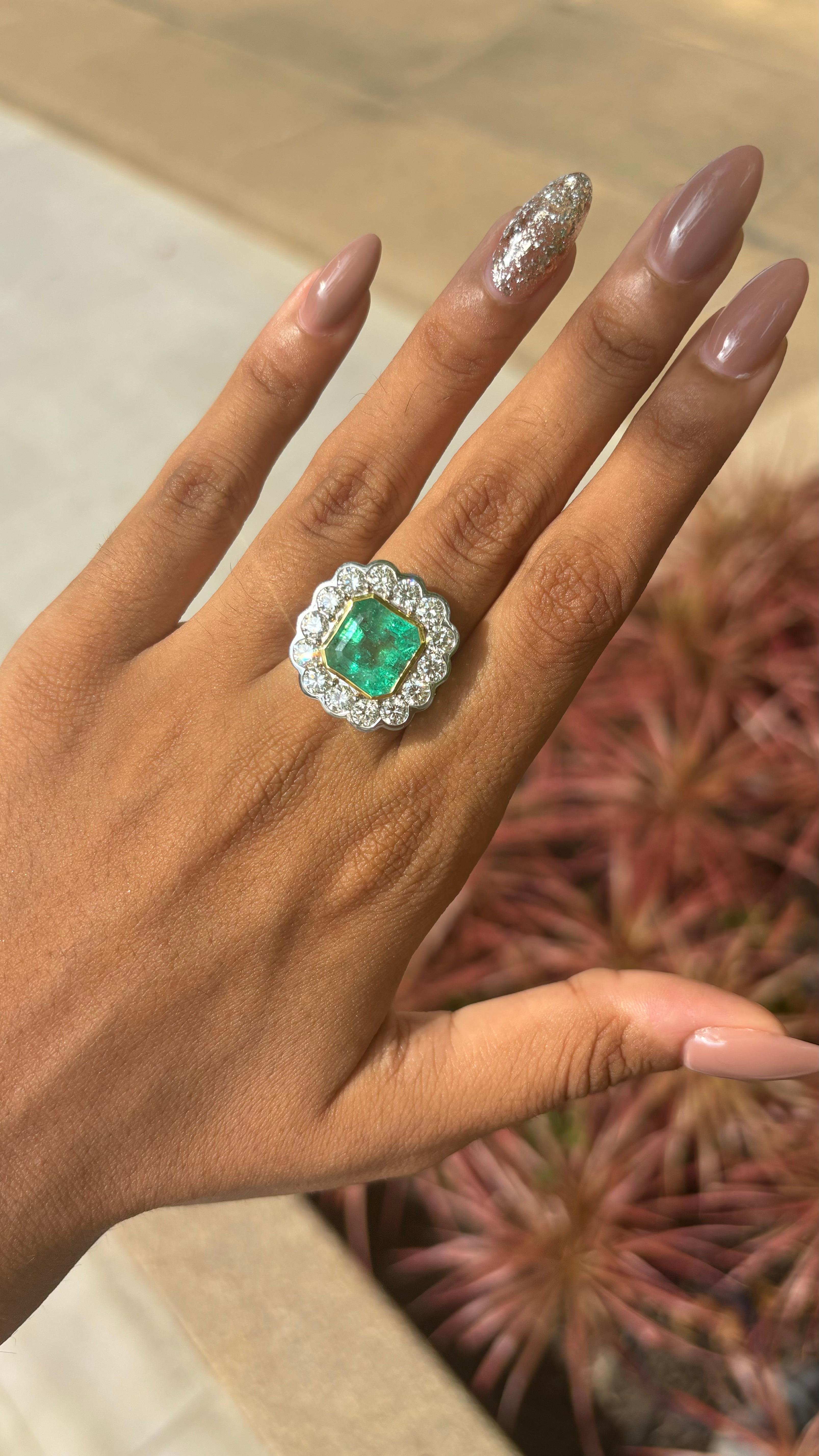 Questo straordinario anello mette in mostra un sorprendente smeraldo da 5.05 carati, che irradia un'incantevole e rarissima tonalità verde. Sebbene le immagini fornite catturino il suo fascino, non riescono a trasmettere la bellezza coinvolgente che