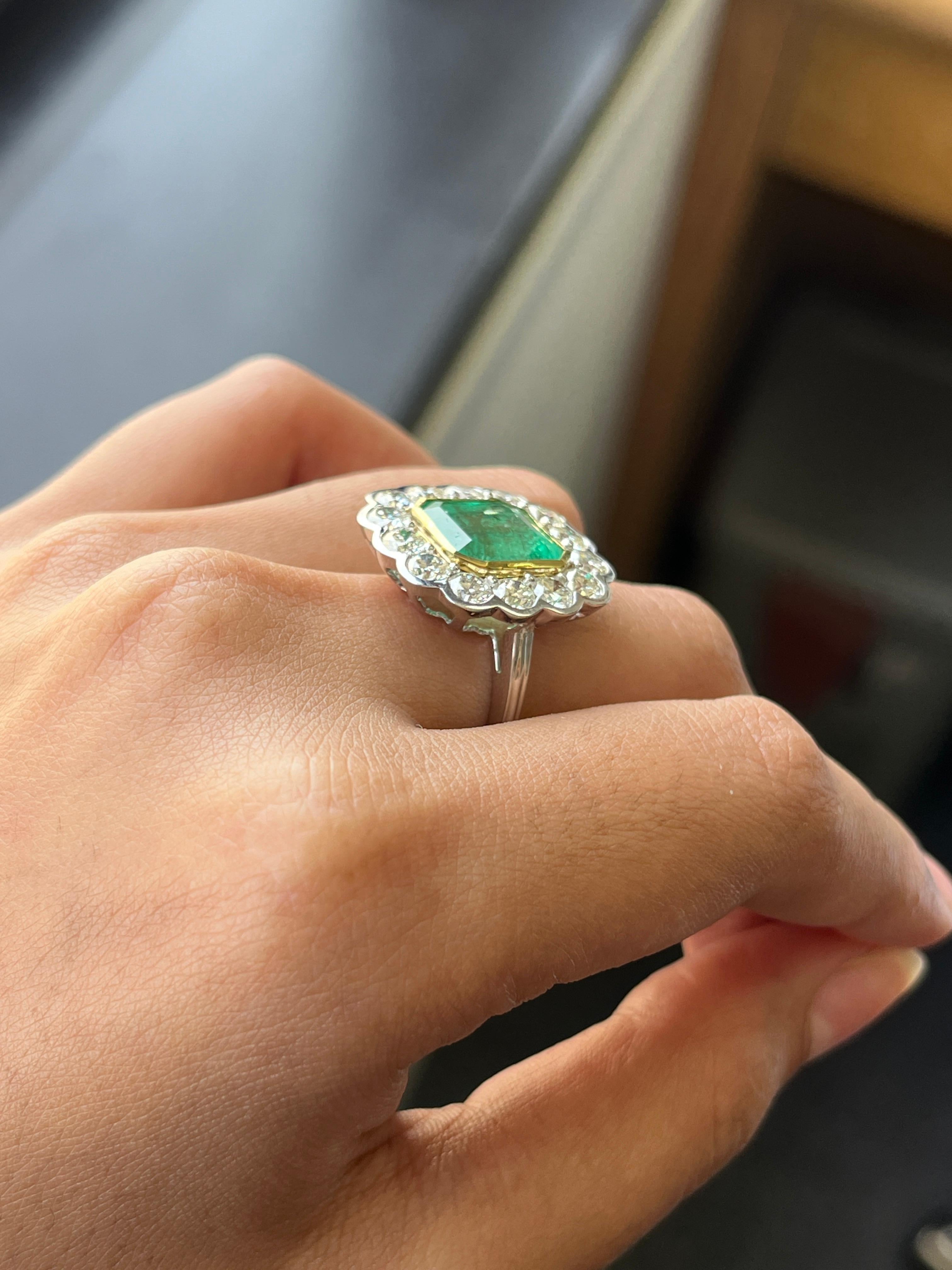 Anello in stile Art Deco con smeraldo colombiano e diamanti da 5,05 carati in vendita 3