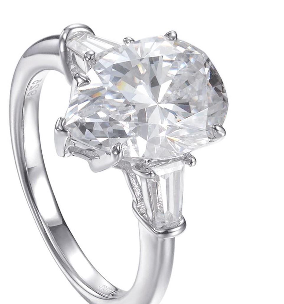 Art déco Bague de fiançailles cocktail solitaire en argent en forme de poire en zirconia cubique de 5,05 carats en vente