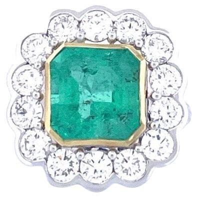 Esmeralda colombiana de 5,05 ct y anillo de cóctel tachonado de diamantes en oro de 18 quilates