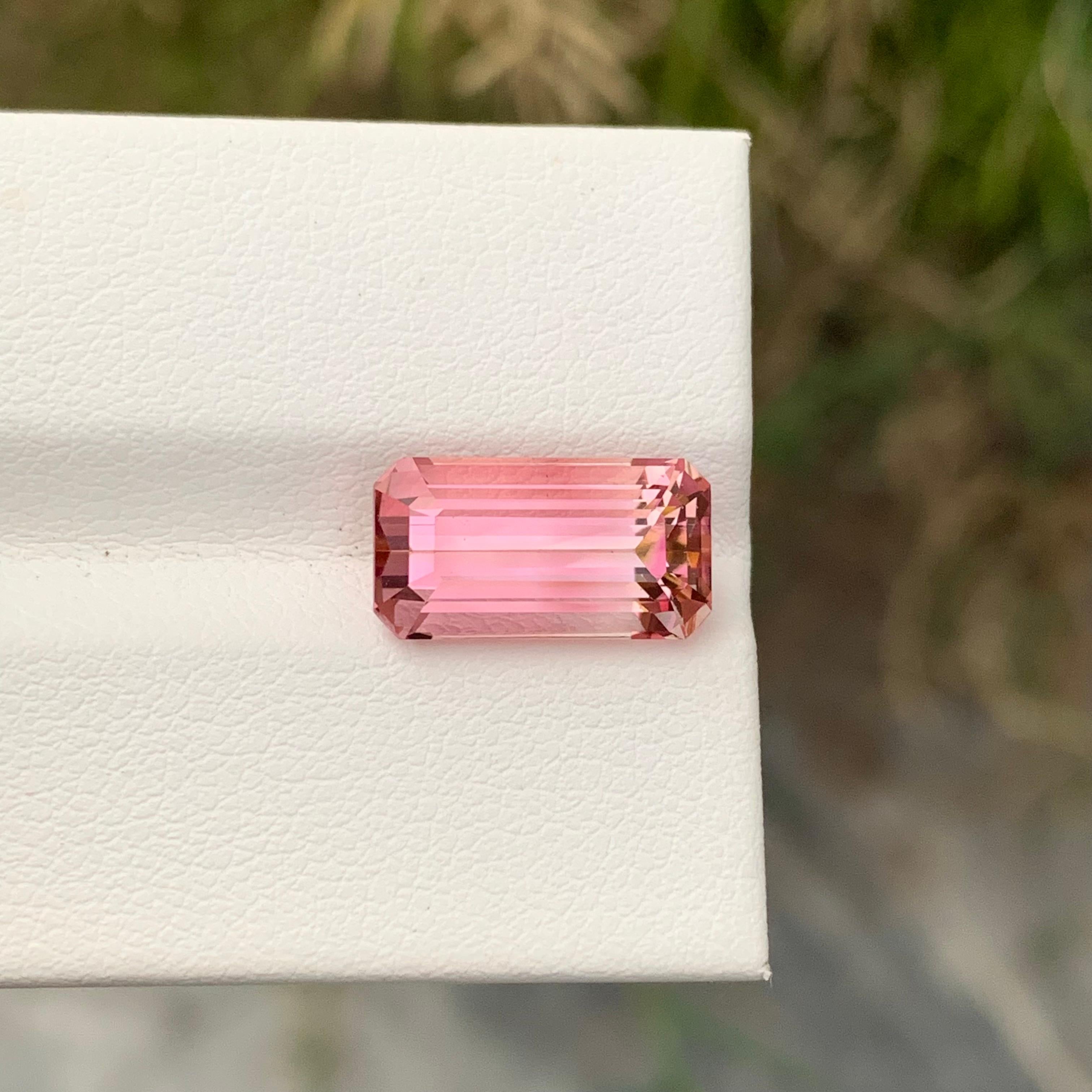 5,05 carati di tormalina rosa sciolta e glamour a forma di smeraldo per collana in vendita 4