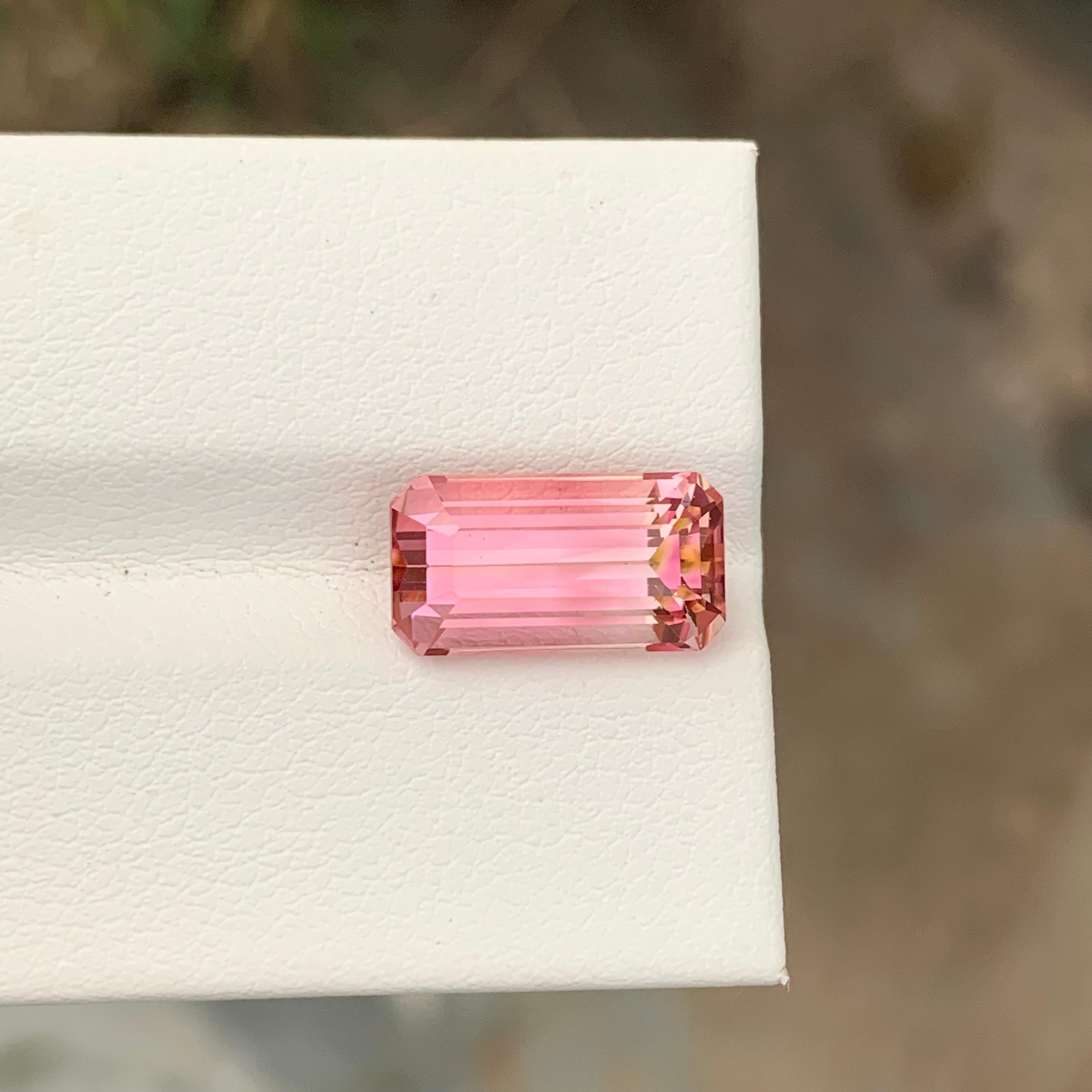 5,05 carati di tormalina rosa sciolta e glamour a forma di smeraldo per collana in vendita 1