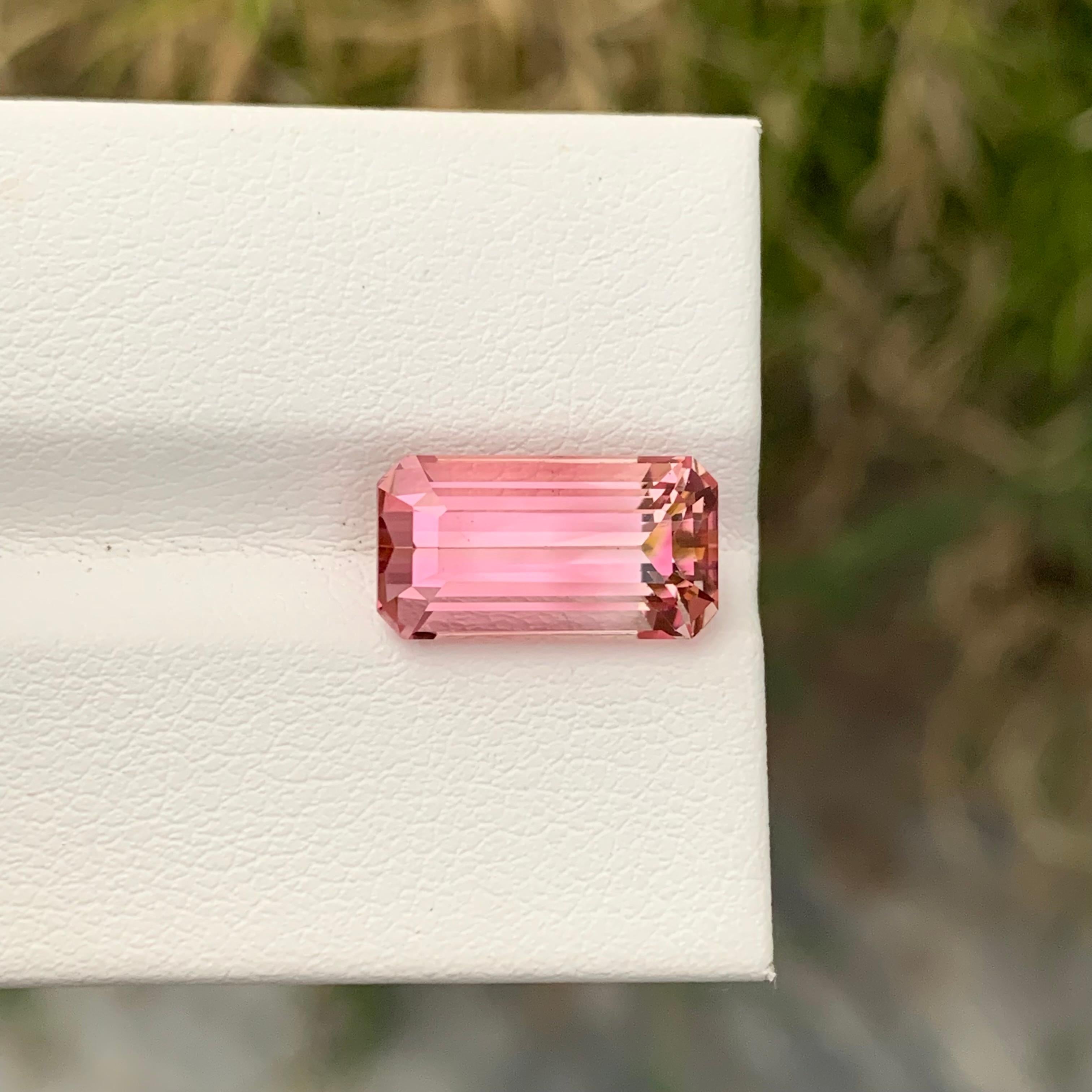 5,05 carati di tormalina rosa sciolta e glamour a forma di smeraldo per collana in vendita 2
