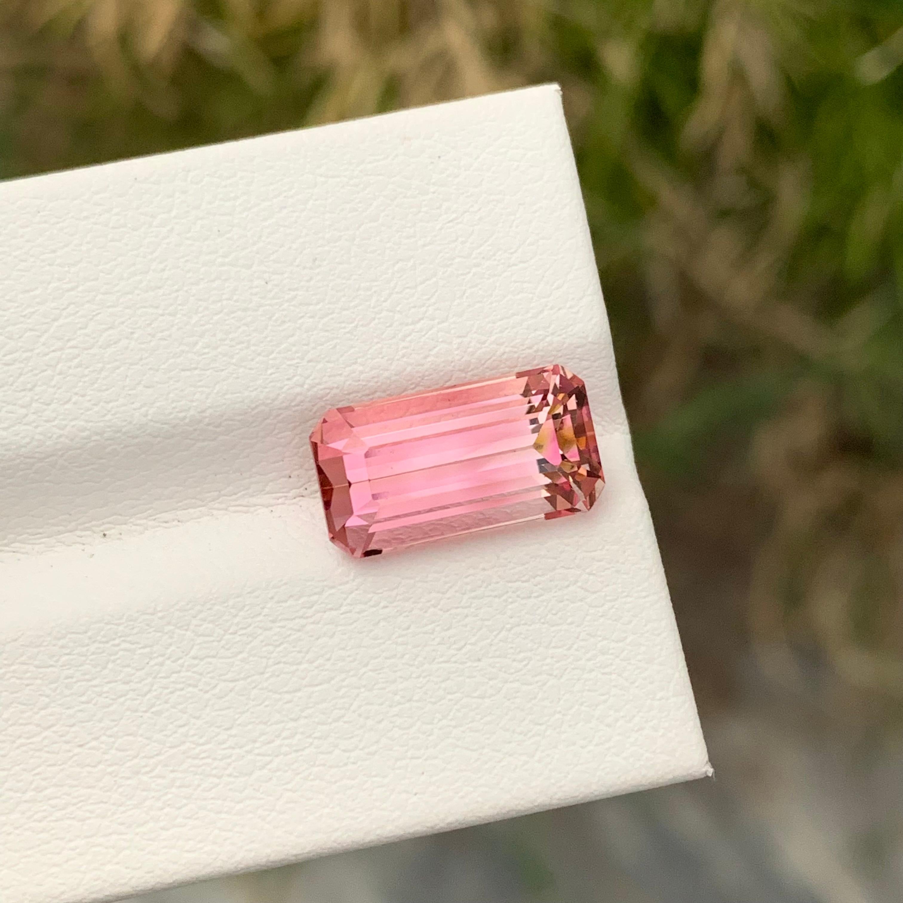 5,05 carati di tormalina rosa sciolta e glamour a forma di smeraldo per collana in vendita 3