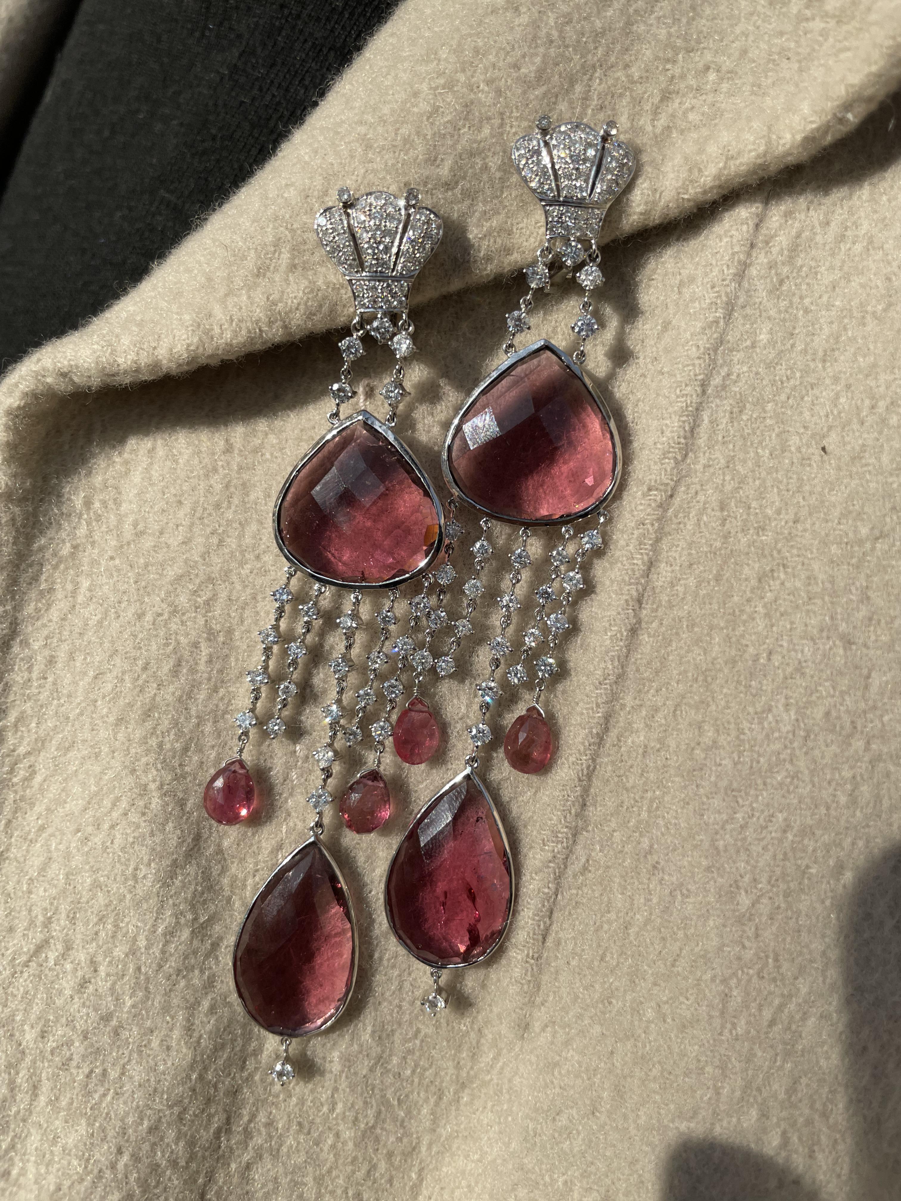 Art déco Boucles d'oreilles pendantes en or blanc 18 carats 50,5 carats rubis et diamants de taille mixte en vente