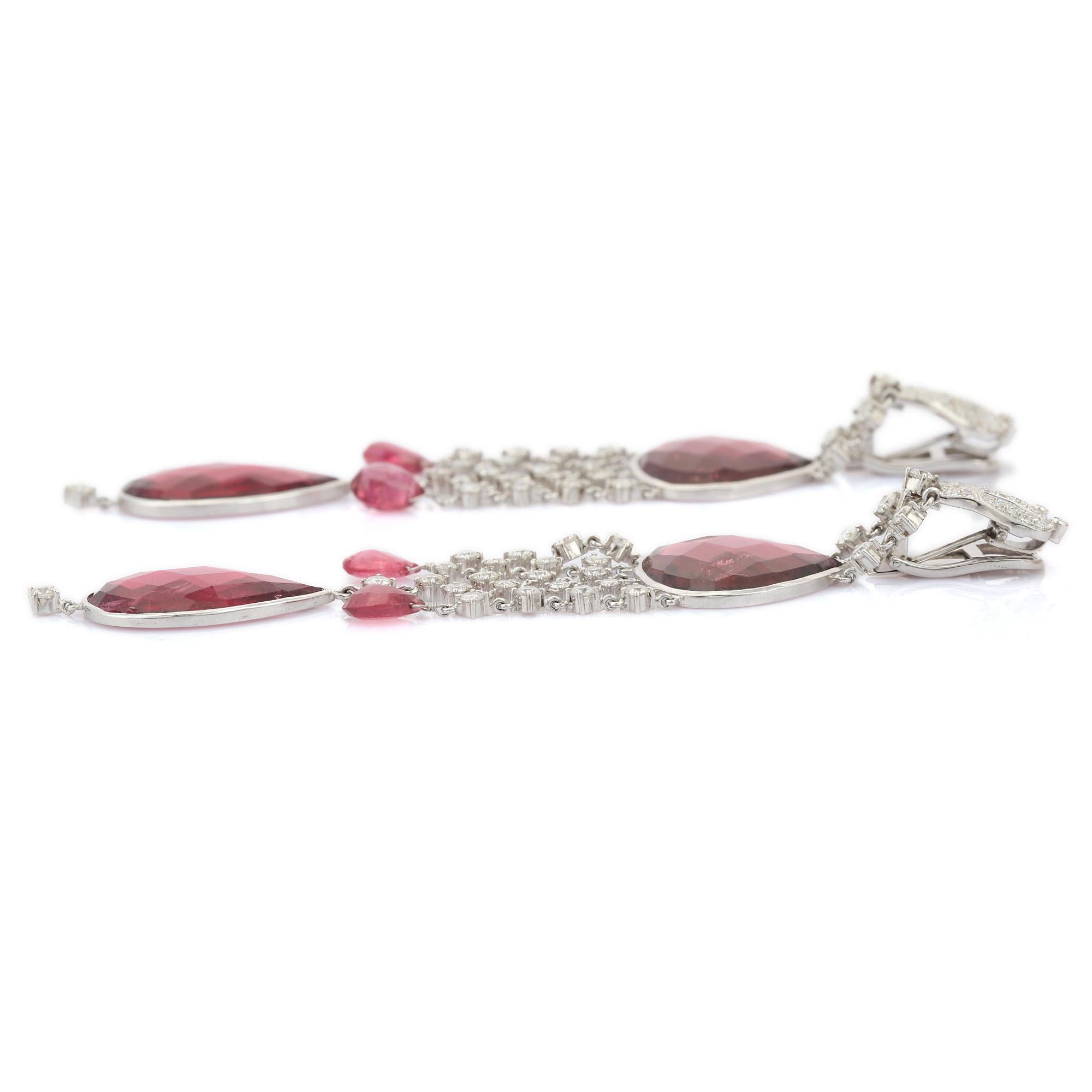 Boucles d'oreilles pendantes en or blanc 18 carats 50,5 carats rubis et diamants de taille mixte en vente 1