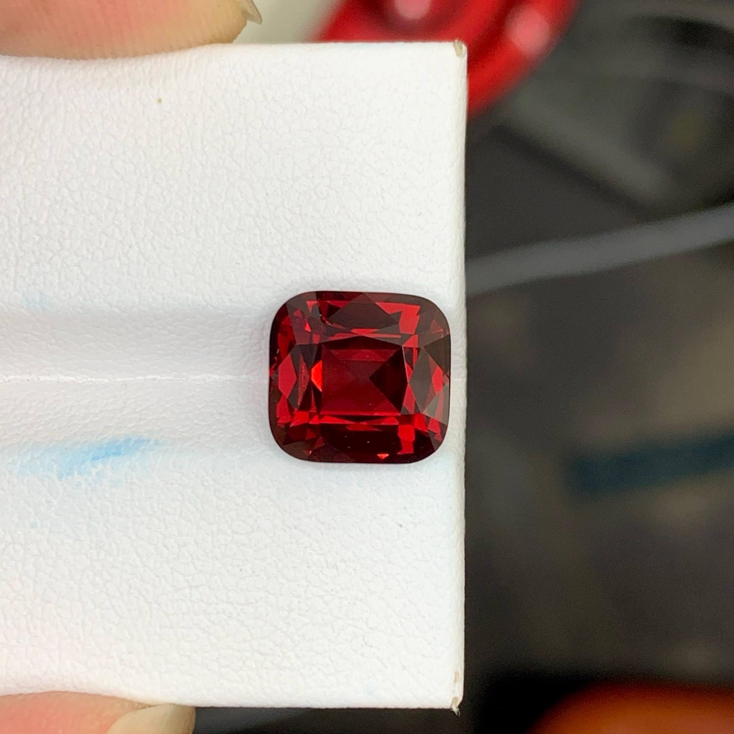 Peso 5,05 carati 
Dimensioni 9,9x9,3x6,0 mm
Trattamento Nessuno 
Origine africana
Chiarezza VVS 
Forma taglio cuscino 




Questo straordinario granato rosso brillante da 5,05 carati mostra una tonalità rossa vivida e brillante, intensa e raffinata,