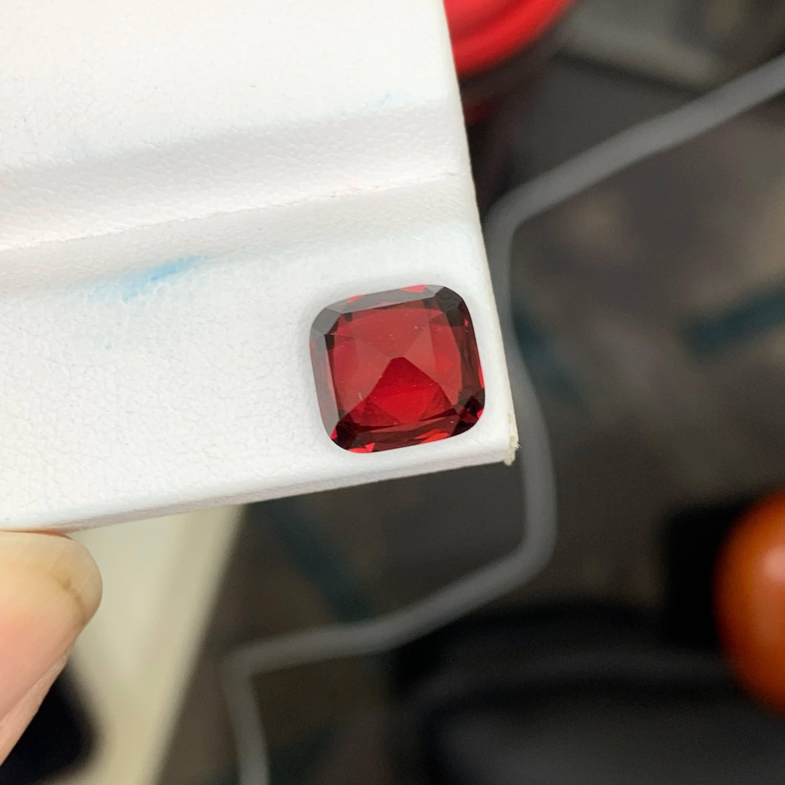 Taglio cuscino 5,05 Carati Nature Sciolto Granato Rosso Brillante Pietra Taglio Cuscino Africa Gemma in vendita