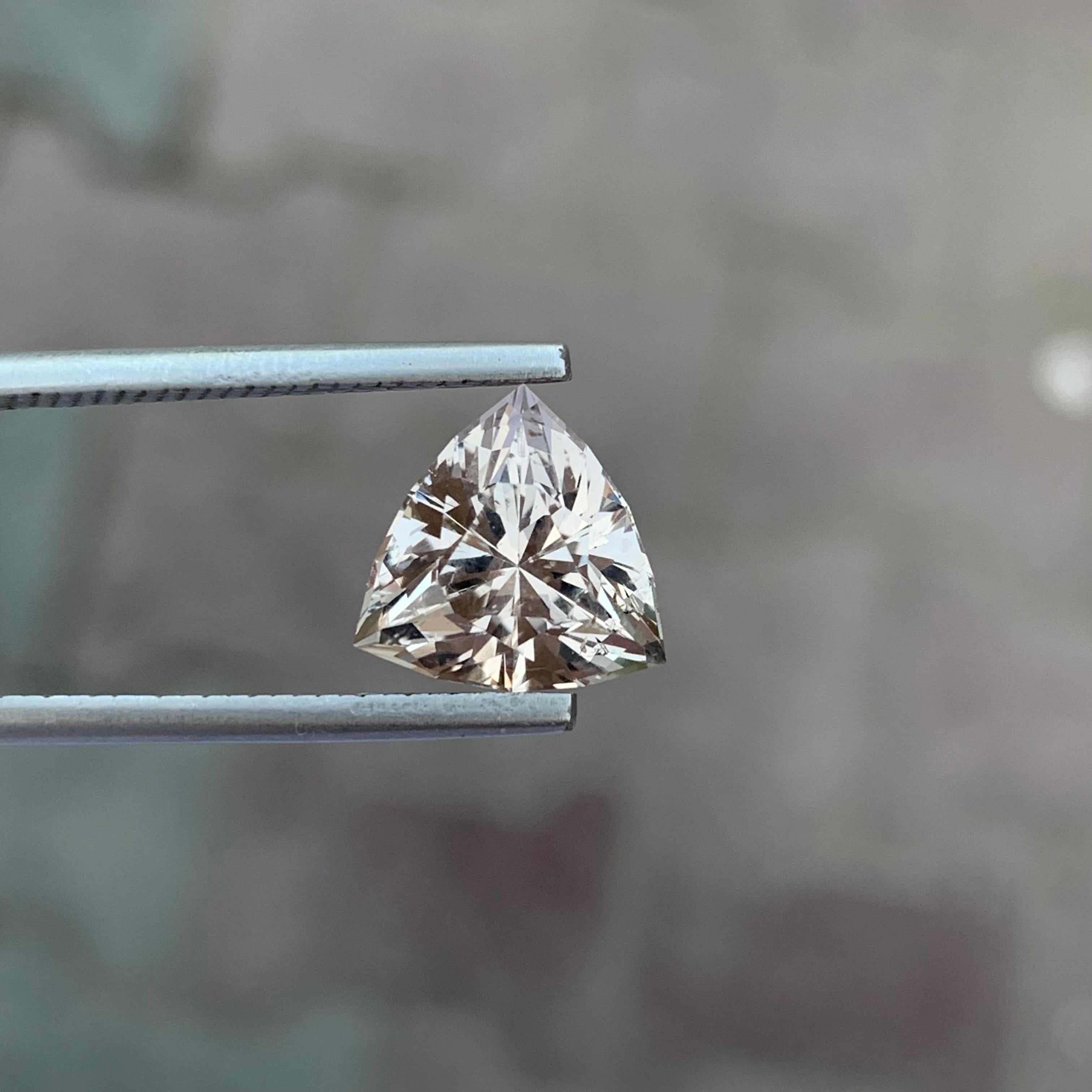 5.05 Carat Natural Loose Fancy Cut Topaz Trillion Shape In New Condition For Sale In Peshawar, PK