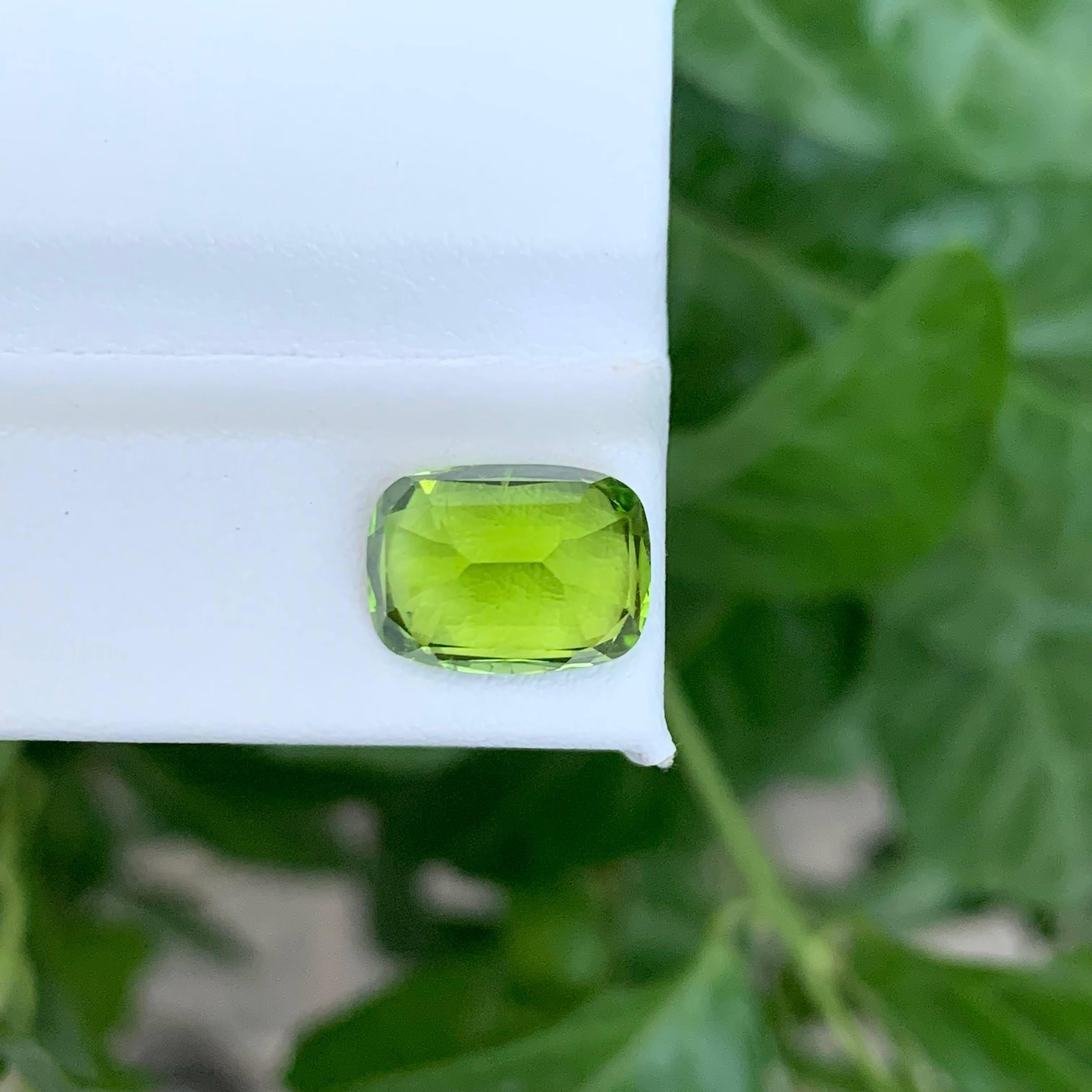 5.05 Carat Natural Loose Green Peridot Stone Cushion Cut Pakistani Gemstone (pierre précieuse pakistanaise) en vente 4