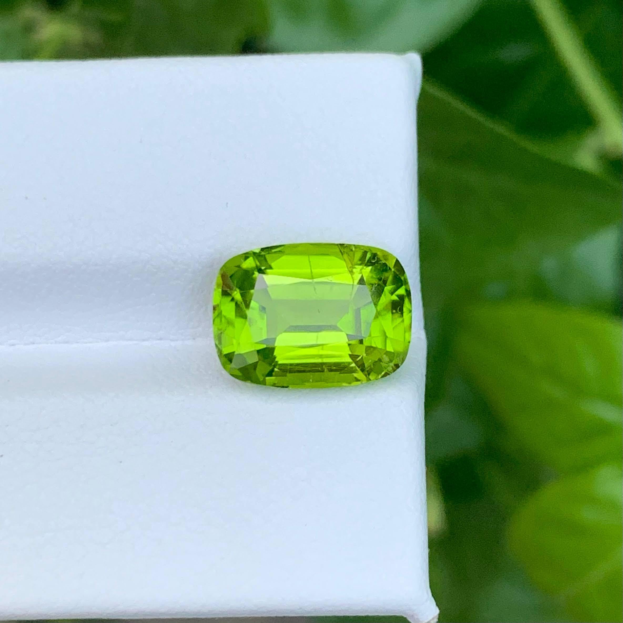 Poids 5,05 carats 
Dimensions 11,6x8,7x6,4mm
Traitement Aucun 
Origine : Pakistan 
Clarity SI 
Forme Coupe Coussin 





Ce péridot vert naturel en vrac de 5,05 carats est une pierre précieuse vibrante provenant des mines riches en gemmes du