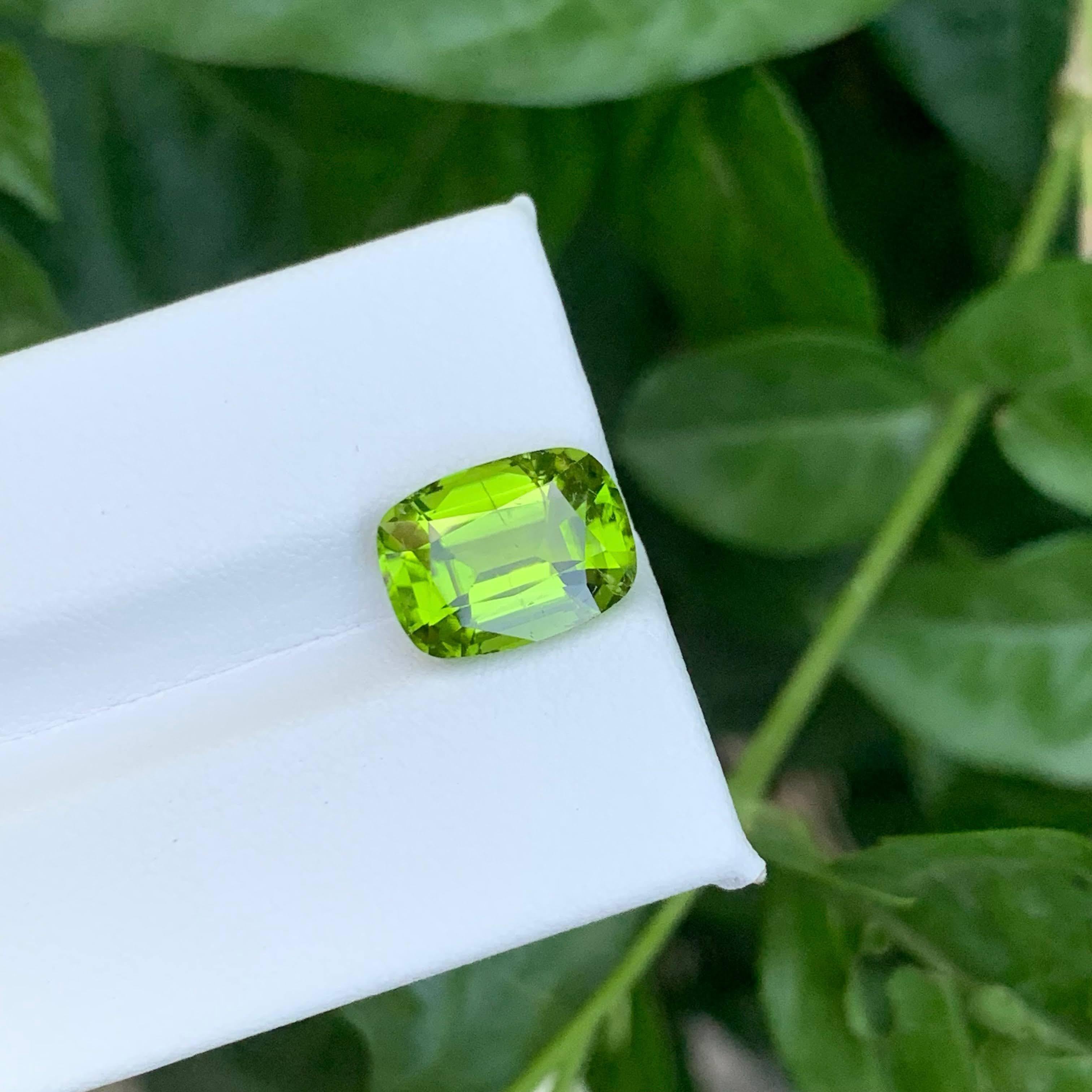 5.05 Carat Natural Loose Green Peridot Stone Cushion Cut Pakistani Gemstone (pierre précieuse pakistanaise) Unisexe en vente