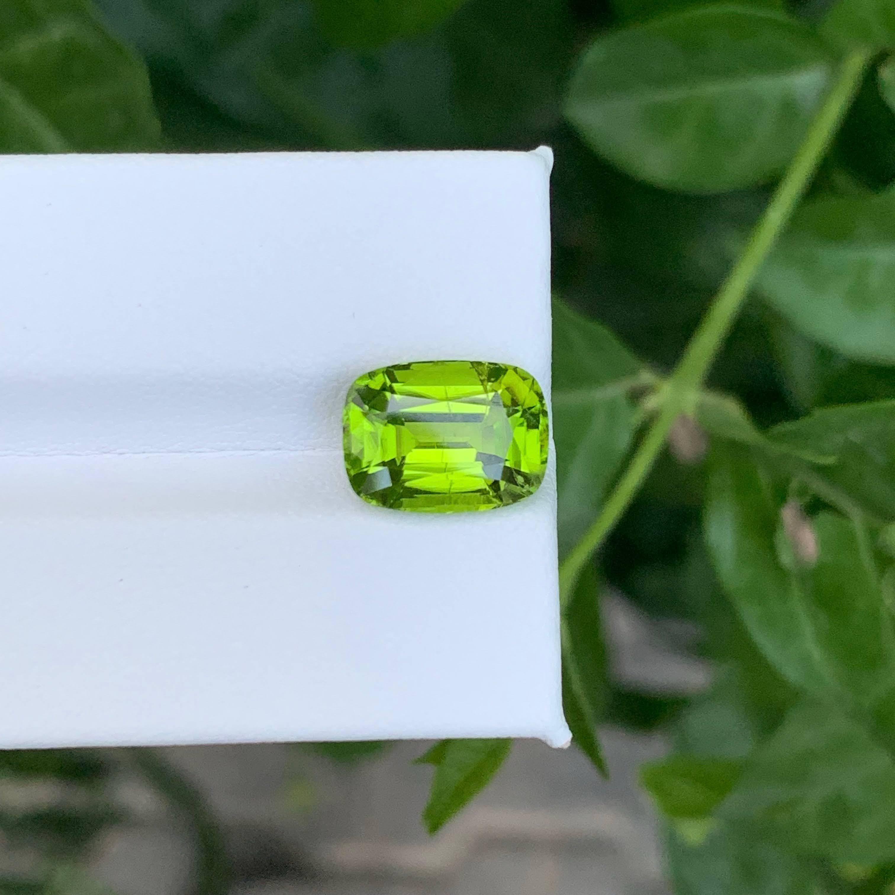 5.05 Carat Natural Loose Green Peridot Stone Cushion Cut Pakistani Gemstone (pierre précieuse pakistanaise) en vente 2