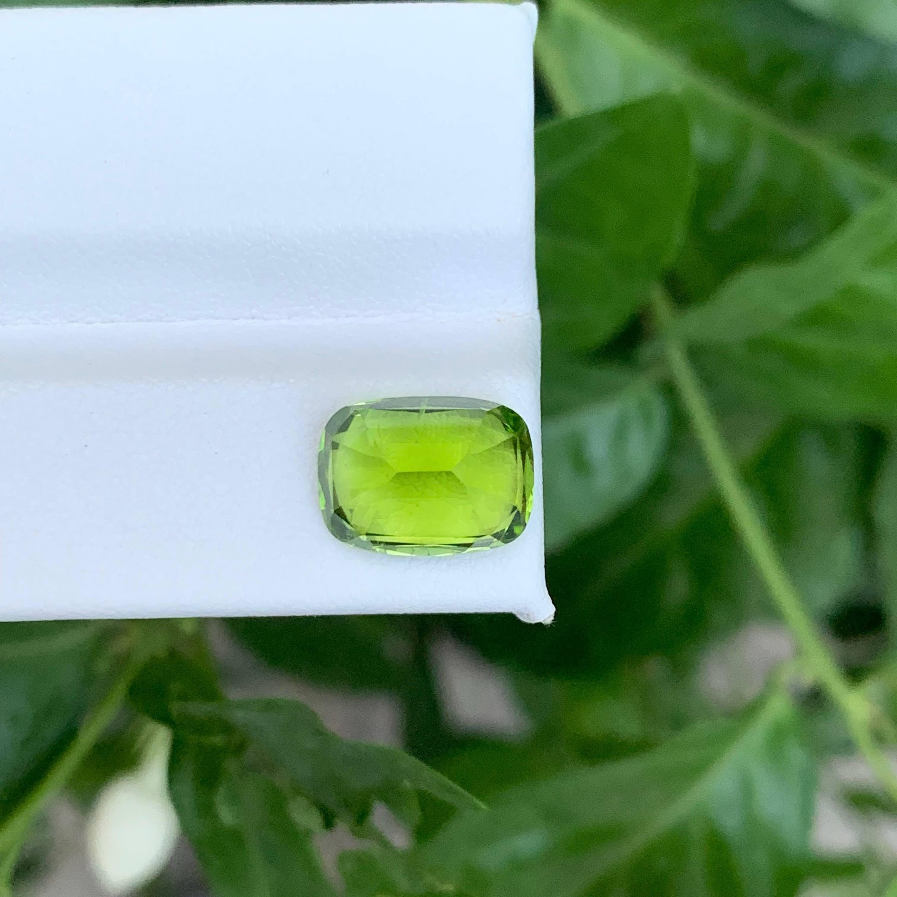 5.05 Carat Natural Loose Green Peridot Stone Cushion Cut Pakistani Gemstone (pierre précieuse pakistanaise) en vente 3