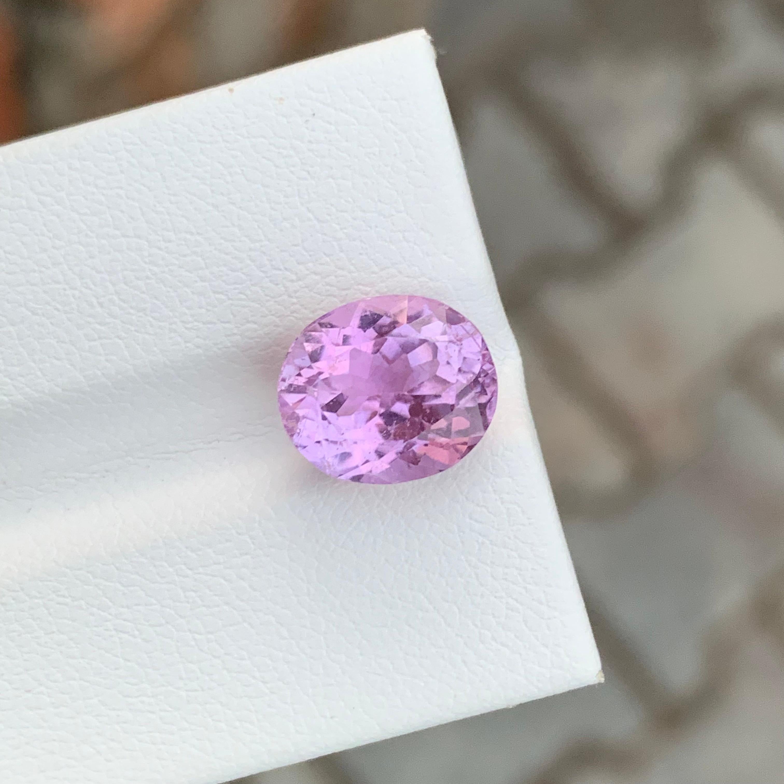 Loser Kunzit
Gewicht: 5,05 Karat
Abmessung: 10.8 x 9.2 x 7.2 Mm
Farbe: Blassrosa
Herkunft: Kunar, Afghanistan
Behandlung: Nicht
Bescheinigung: Auf Anfrage

Kunzit, ein zarter und bezaubernder Edelstein, wird wegen seiner exquisiten rosa bis