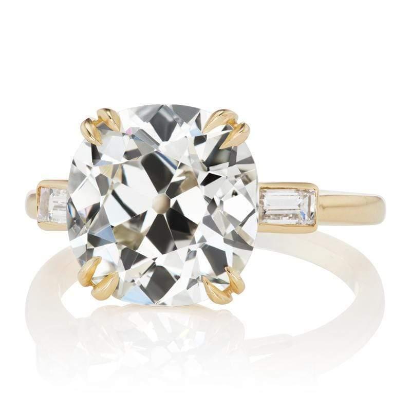 Dieser Ring ist ein VB-Originaldesign, das hier in NYC unter Verwendung eines authentischen antiken Diamanten hergestellt wurde. Im Mittelpunkt des Rings steht ein GIA-zertifizierter 5,05-Karat-Diamant im Altminenschliff von Farbe L und Reinheit