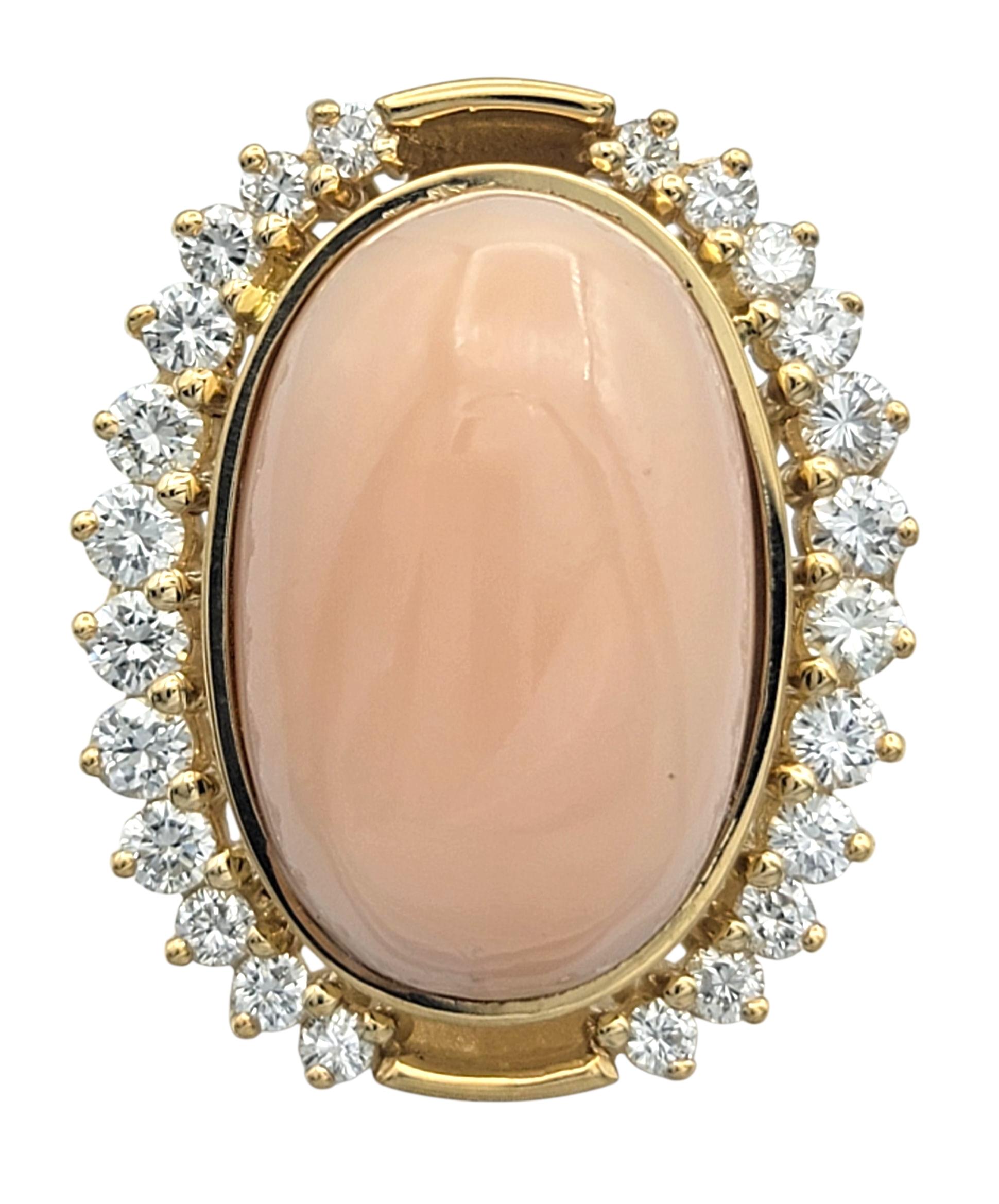 Questo anello, che emana un fascino femminile e raffinato, presenta al centro un luminoso corallo rosa ovale che risplende di una serena tonalità pastello. La superficie liscia del corallo cabochon cattura magnificamente la luce, rivelando la sua