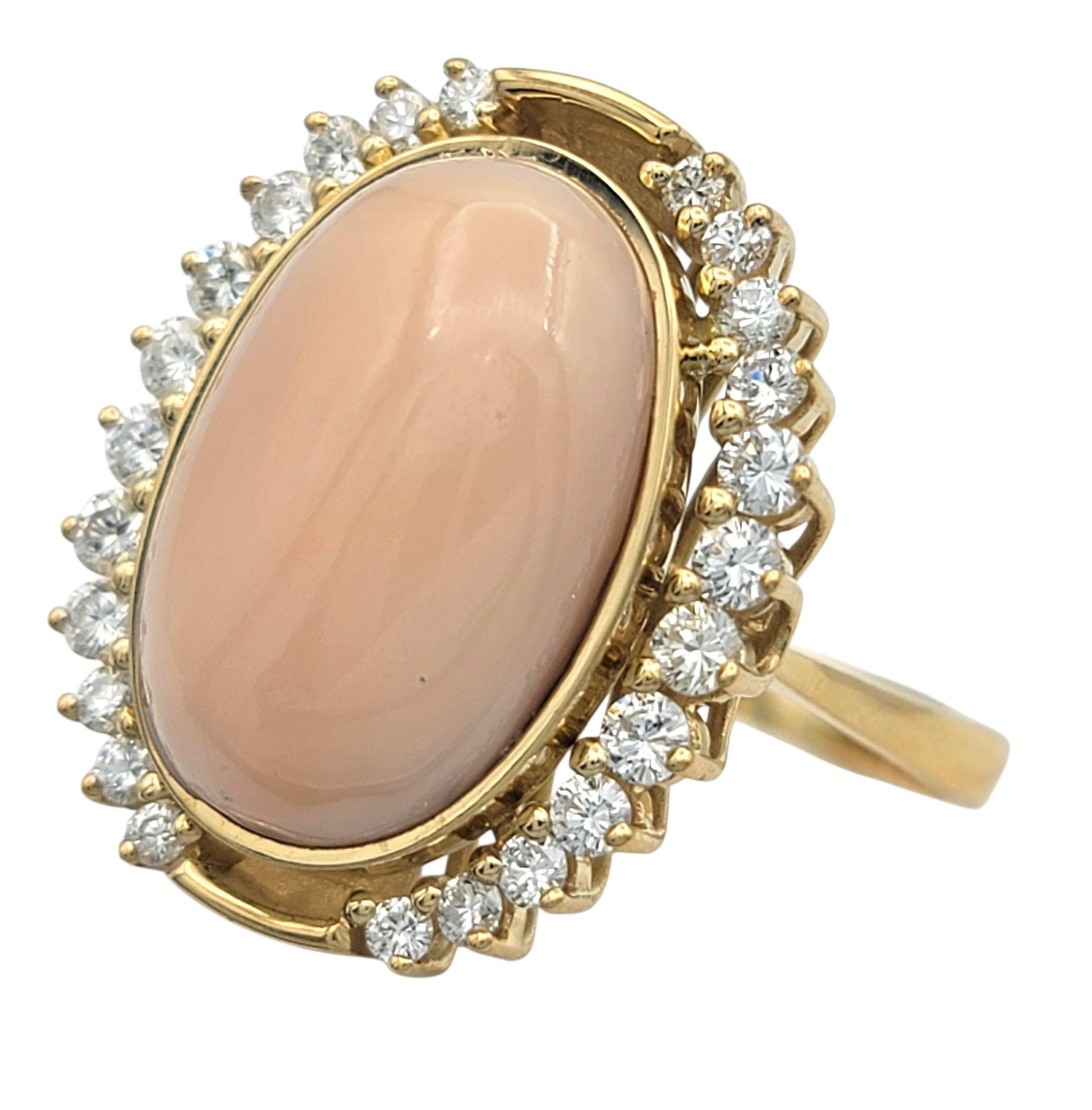Contemporaneo Anello Cocktail con Corallo Rosa Cabochon Ovale da 5,05 Carati e Diamanti in Oro 18 Carati in vendita