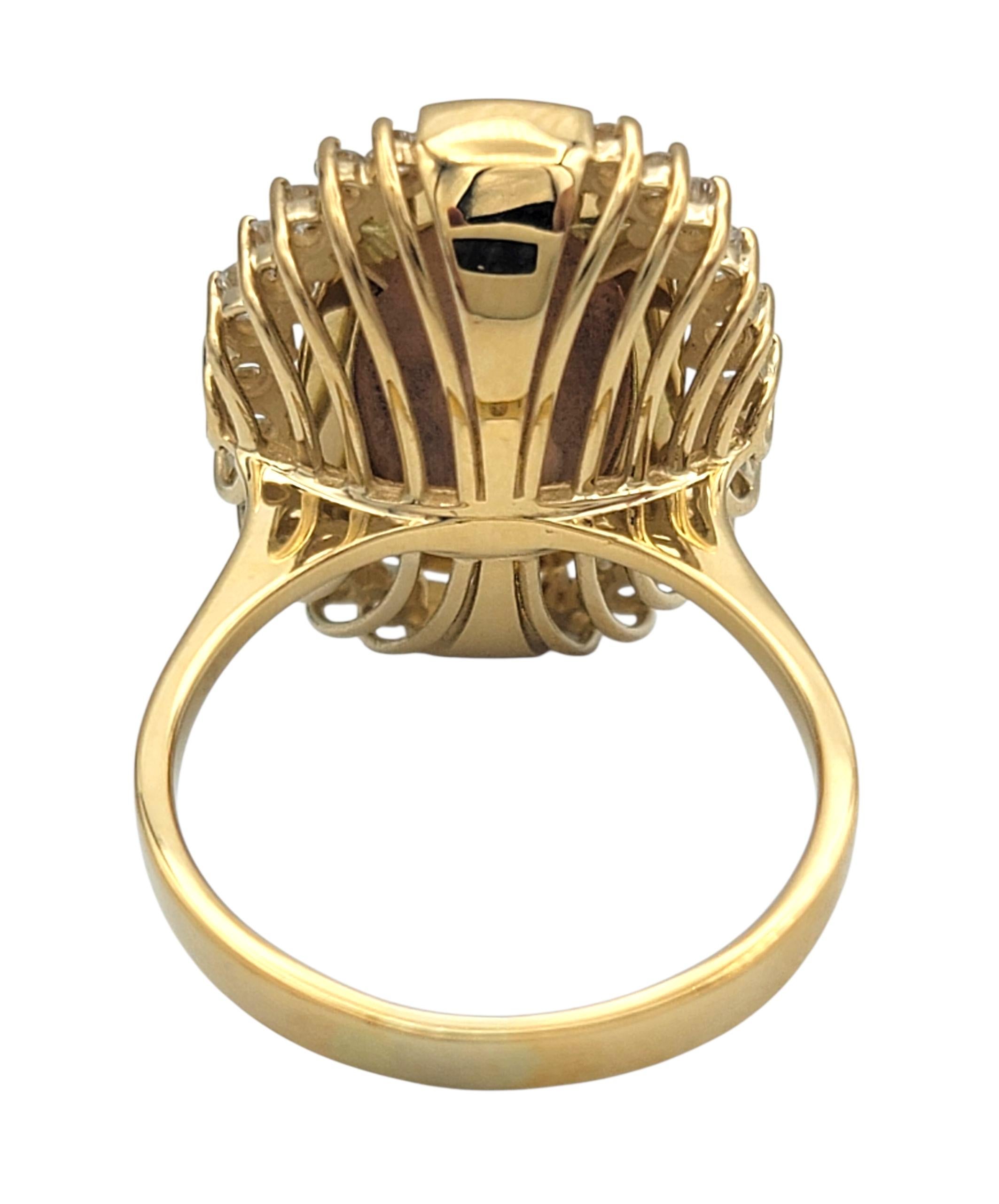 Anello Cocktail con Corallo Rosa Cabochon Ovale da 5,05 Carati e Diamanti in Oro 18 Carati In condizioni buone in vendita a Scottsdale, AZ