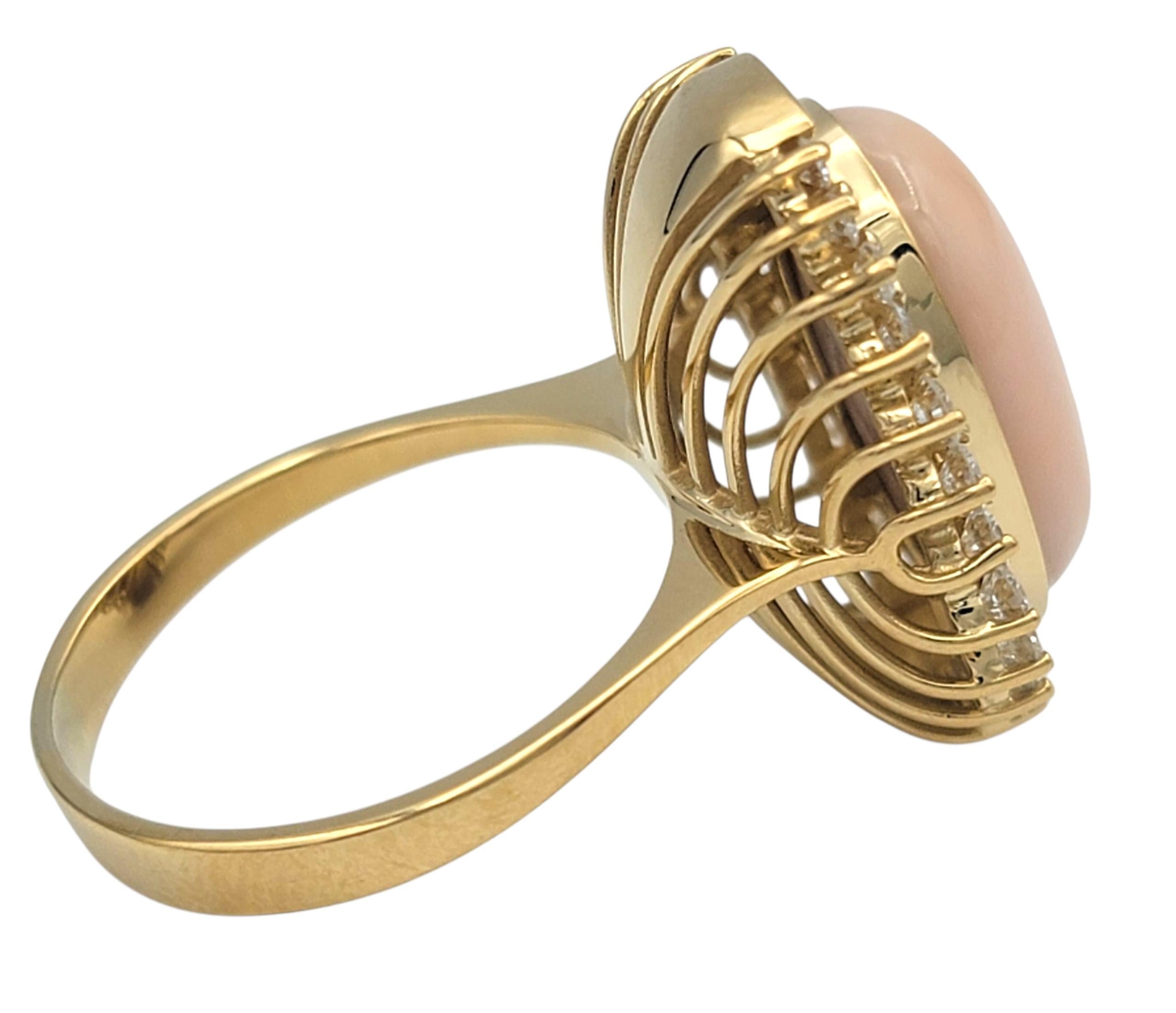 Donna Anello Cocktail con Corallo Rosa Cabochon Ovale da 5,05 Carati e Diamanti in Oro 18 Carati in vendita