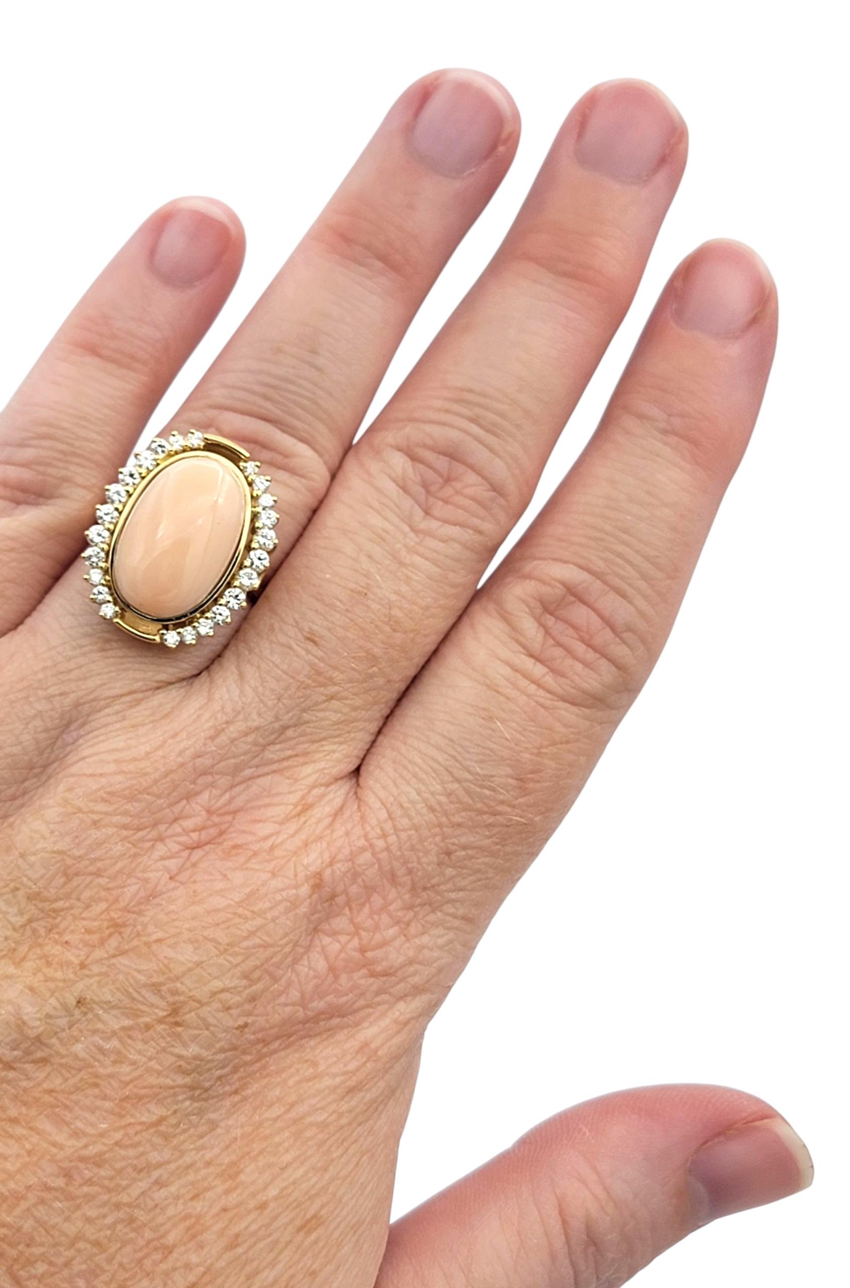 Anello Cocktail con Corallo Rosa Cabochon Ovale da 5,05 Carati e Diamanti in Oro 18 Carati in vendita 2