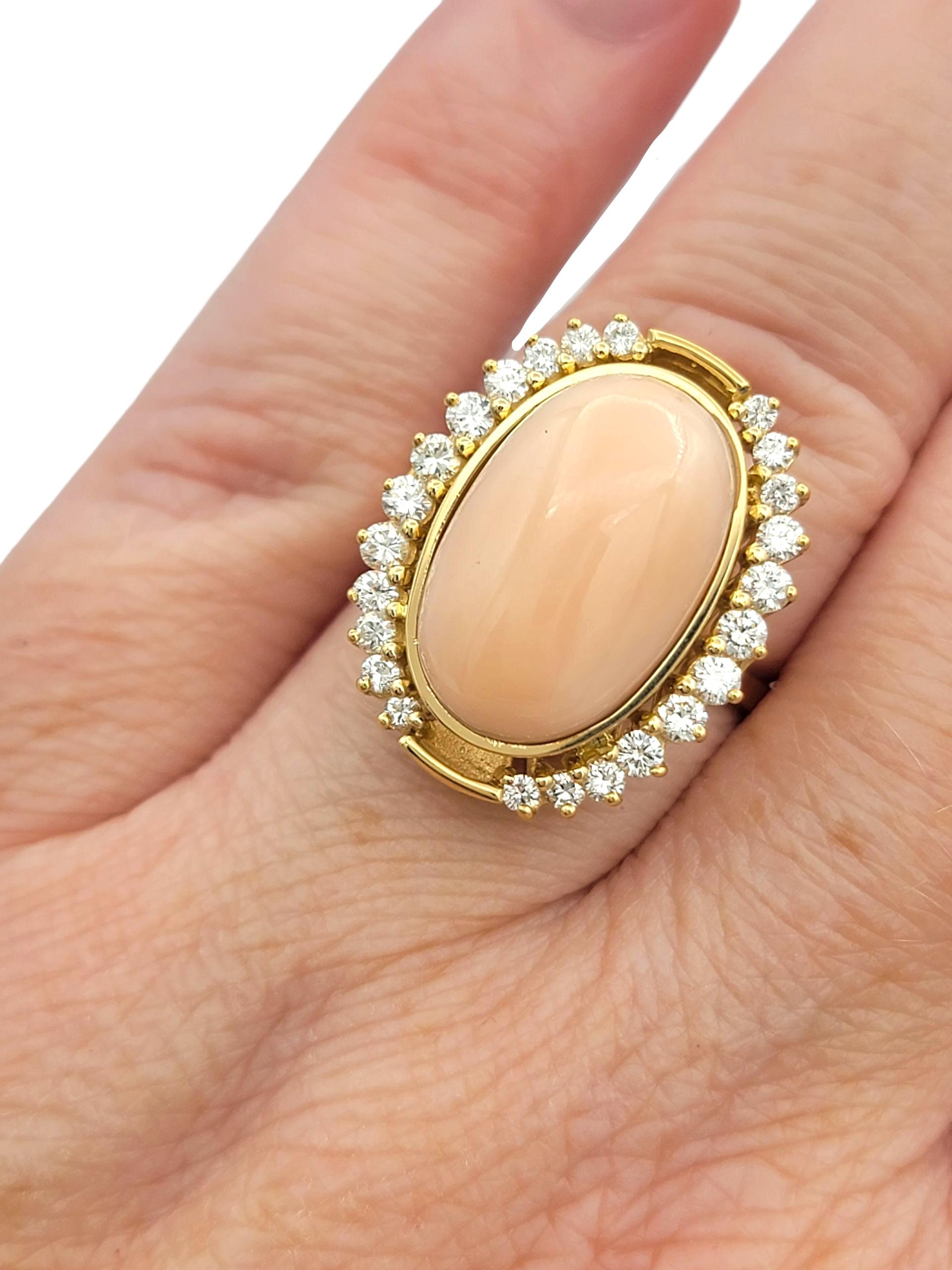 Anello Cocktail con Corallo Rosa Cabochon Ovale da 5,05 Carati e Diamanti in Oro 18 Carati in vendita 3