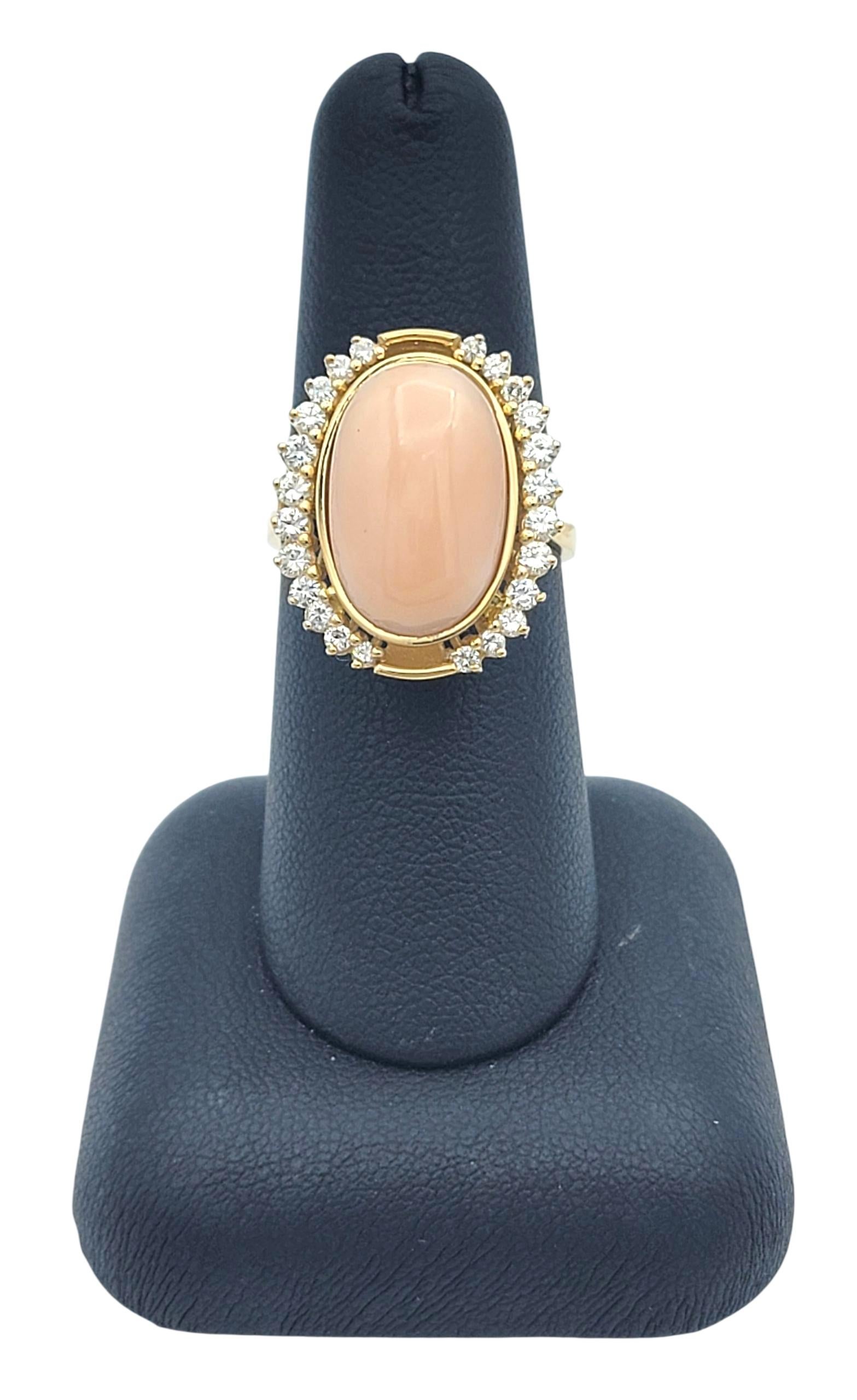 Anello Cocktail con Corallo Rosa Cabochon Ovale da 5,05 Carati e Diamanti in Oro 18 Carati in vendita 4