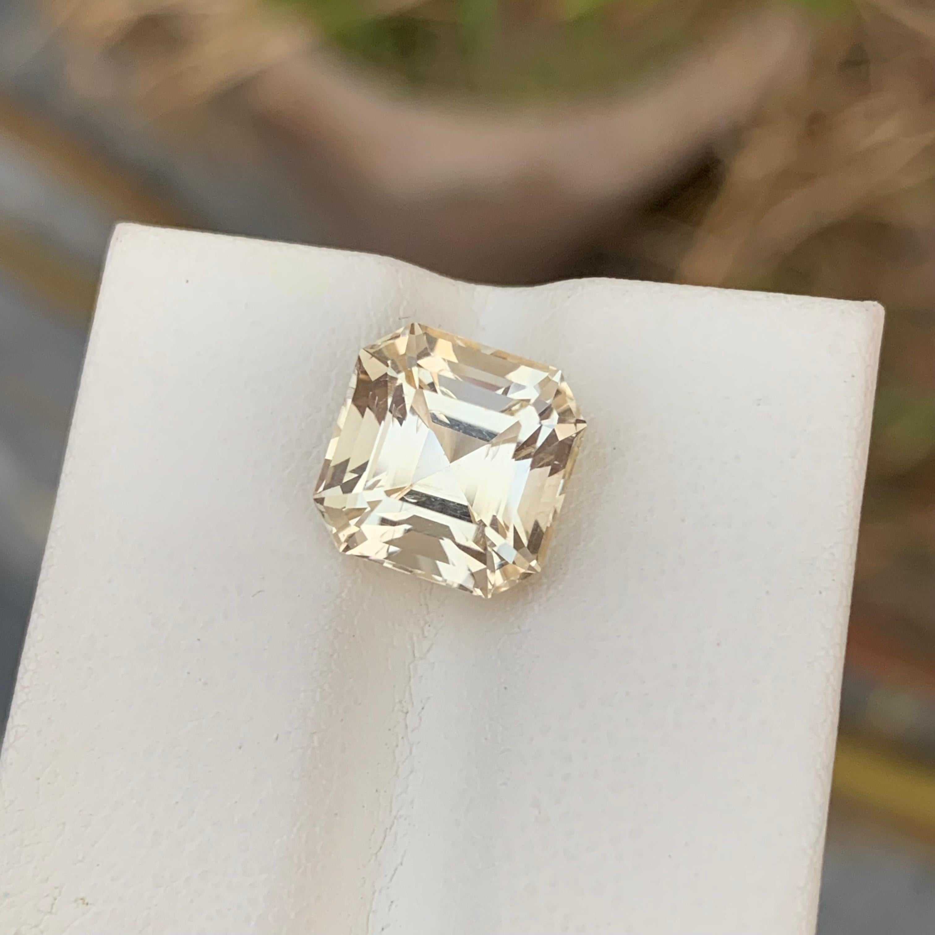 Pierre précieuse taille Asscher de 5,05 carats de couleur jaune pâle en vente 4