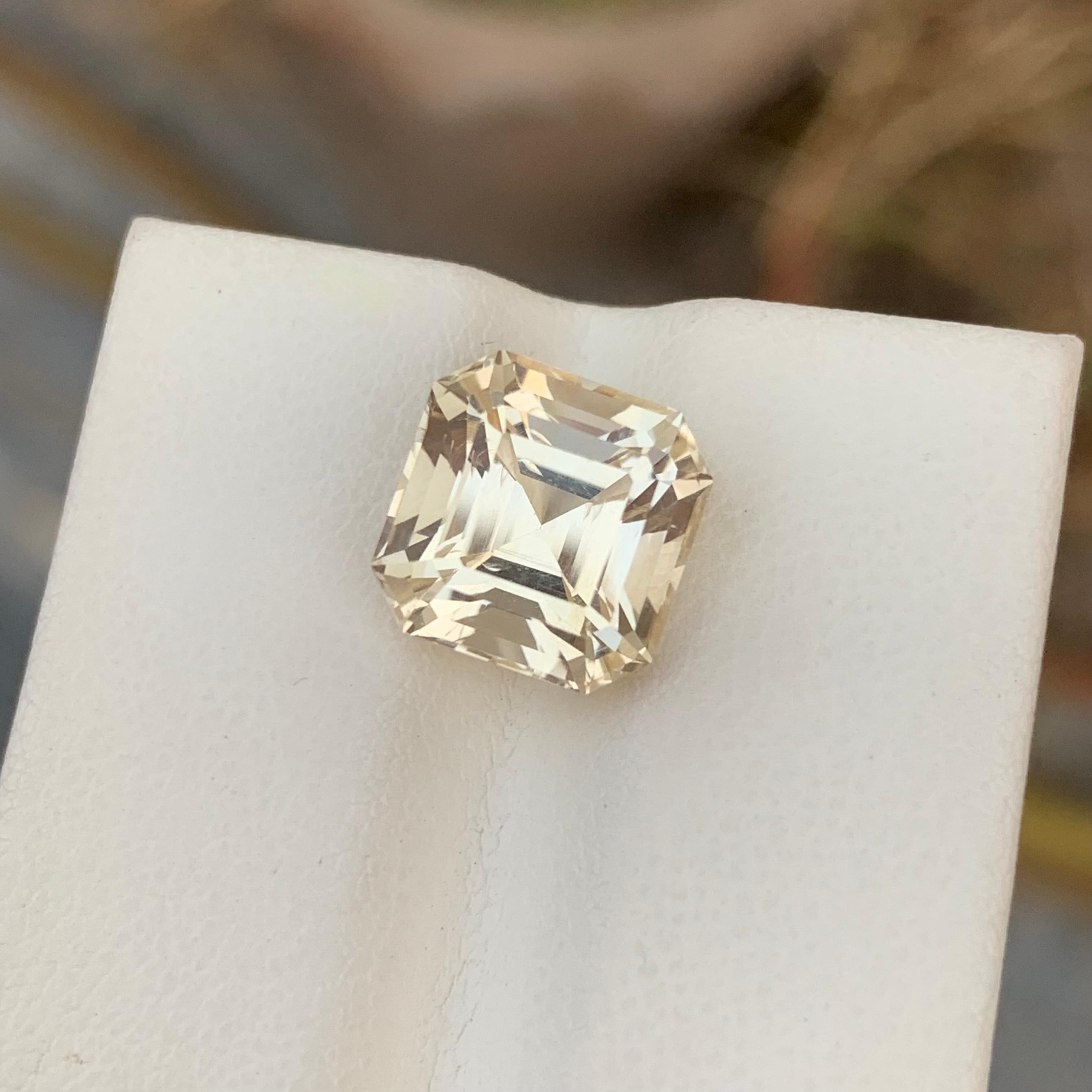Pierre précieuse taille Asscher de 5,05 carats de couleur jaune pâle en vente 5