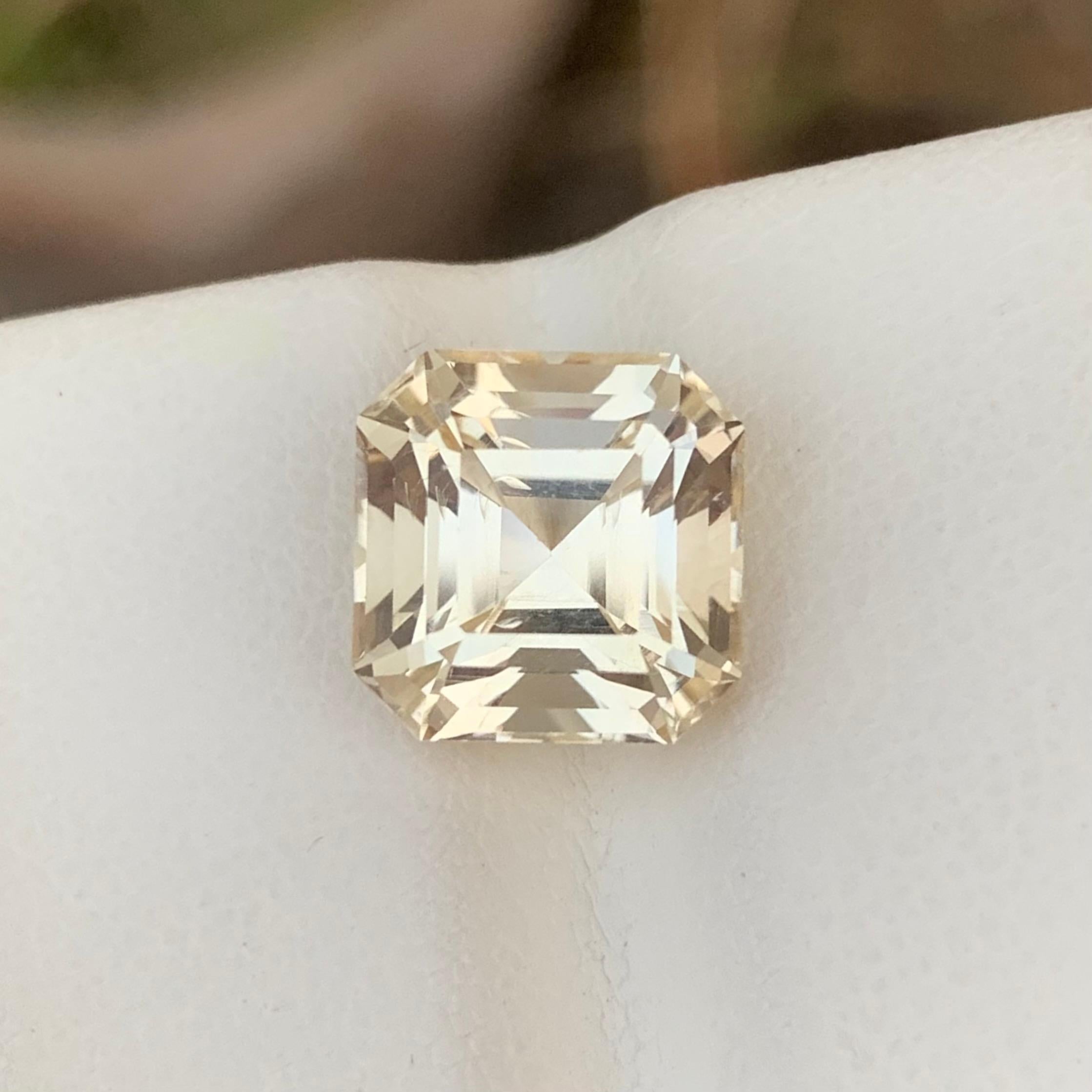 Pierre précieuse taille Asscher de 5,05 carats de couleur jaune pâle en vente 6