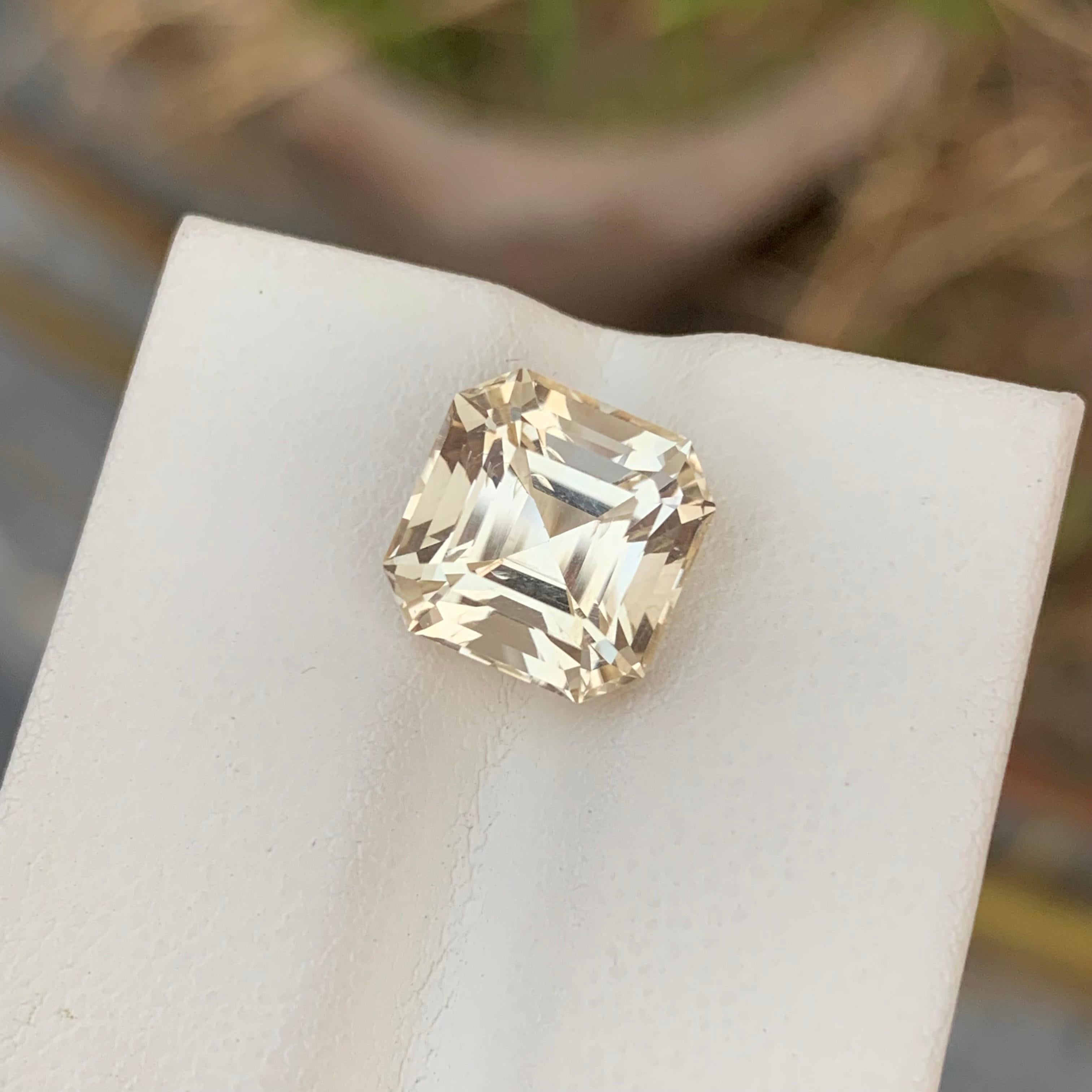 Pierre précieuse taille Asscher de 5,05 carats de couleur jaune pâle en vente 7