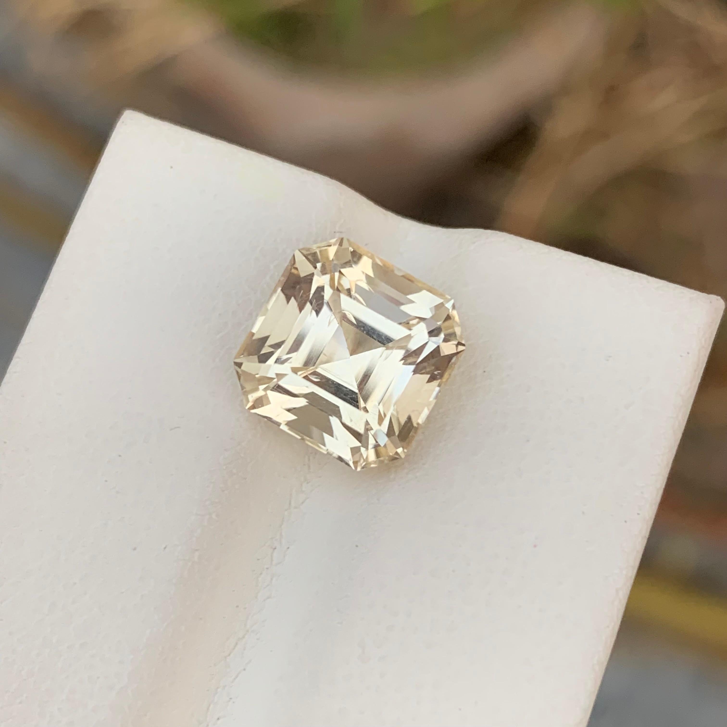 Citrine libre
Poids : 5,05 carats
Dimension : 9.8x9.7x8.2 Mm
Origine : Brésil
Couleur : Jaune clair 
Traitement : Non
Certificat : Sur demande du client
La citrine jaune clair est une belle variété pâle de quartz appréciée pour sa teinte subtile et