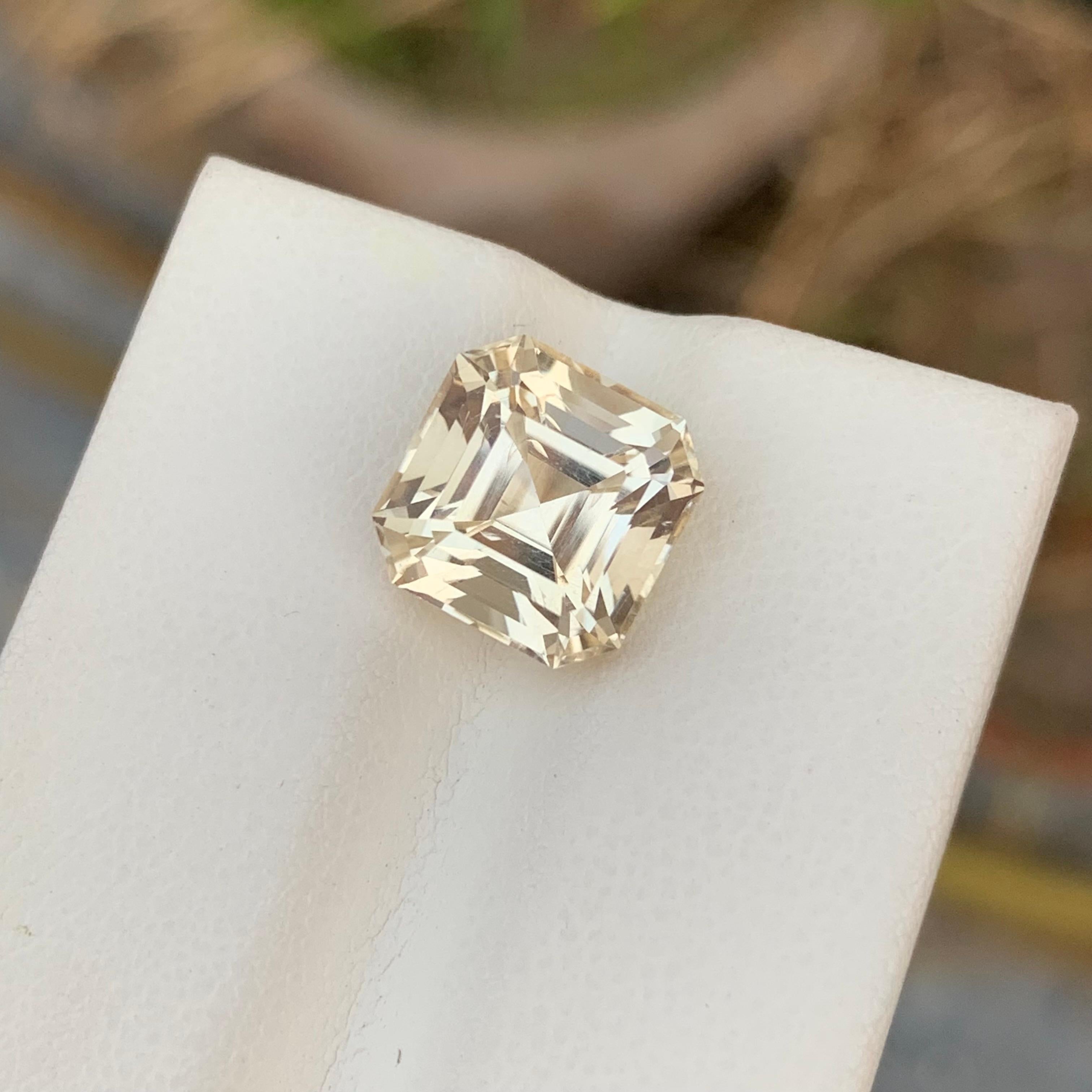 Arts and Crafts Pierre précieuse taille Asscher de 5,05 carats de couleur jaune pâle en vente