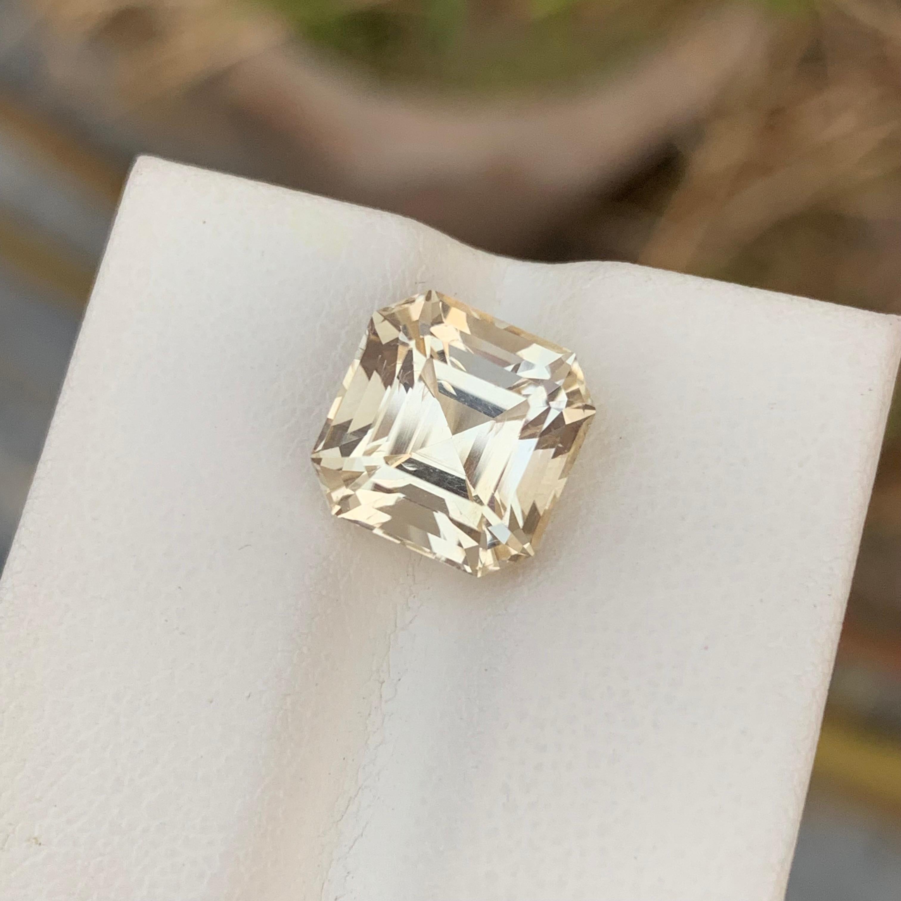 Taille Asscher Pierre précieuse taille Asscher de 5,05 carats de couleur jaune pâle en vente