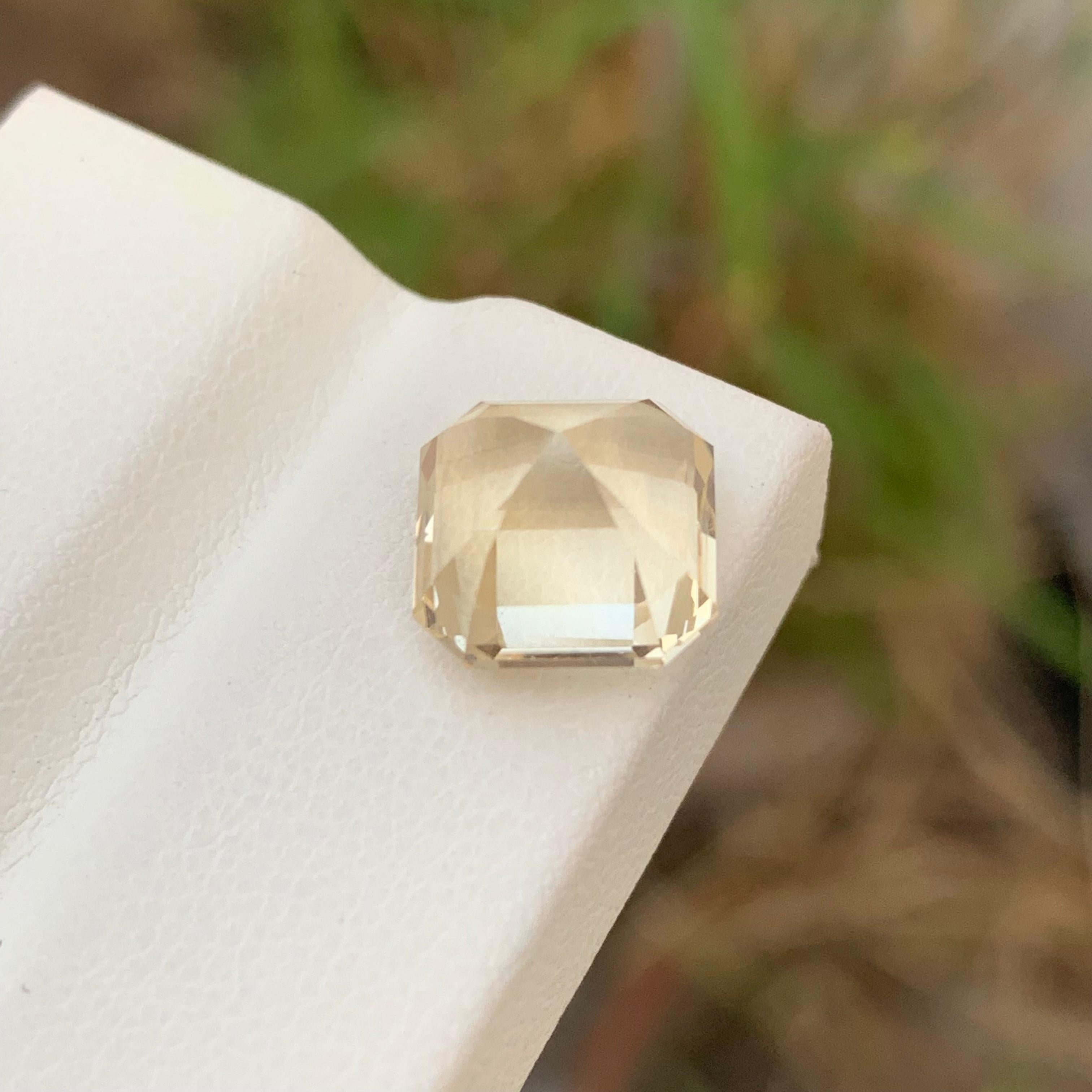Pierre précieuse taille Asscher de 5,05 carats de couleur jaune pâle Neuf - En vente à Peshawar, PK
