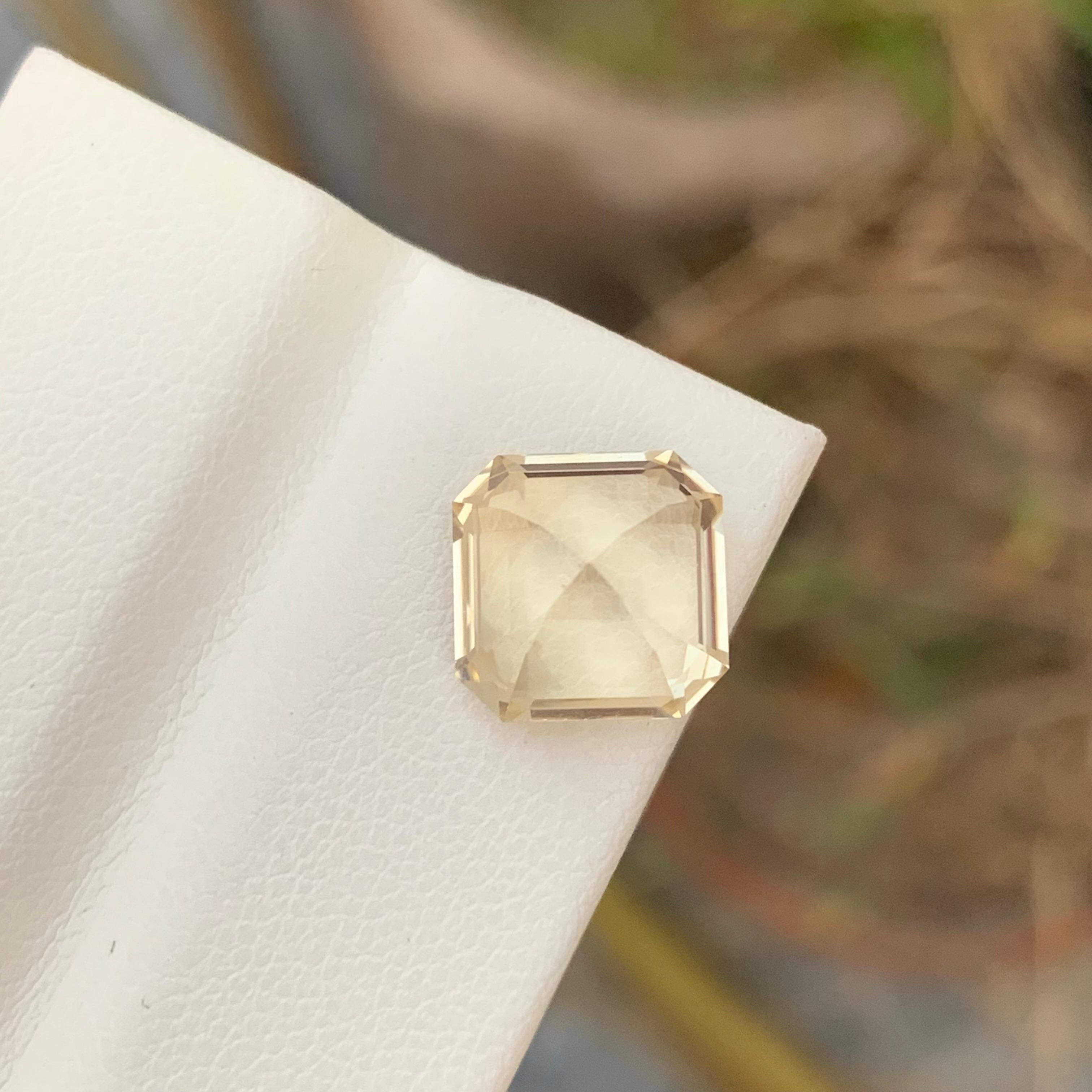Pierre précieuse taille Asscher de 5,05 carats de couleur jaune pâle Unisexe en vente
