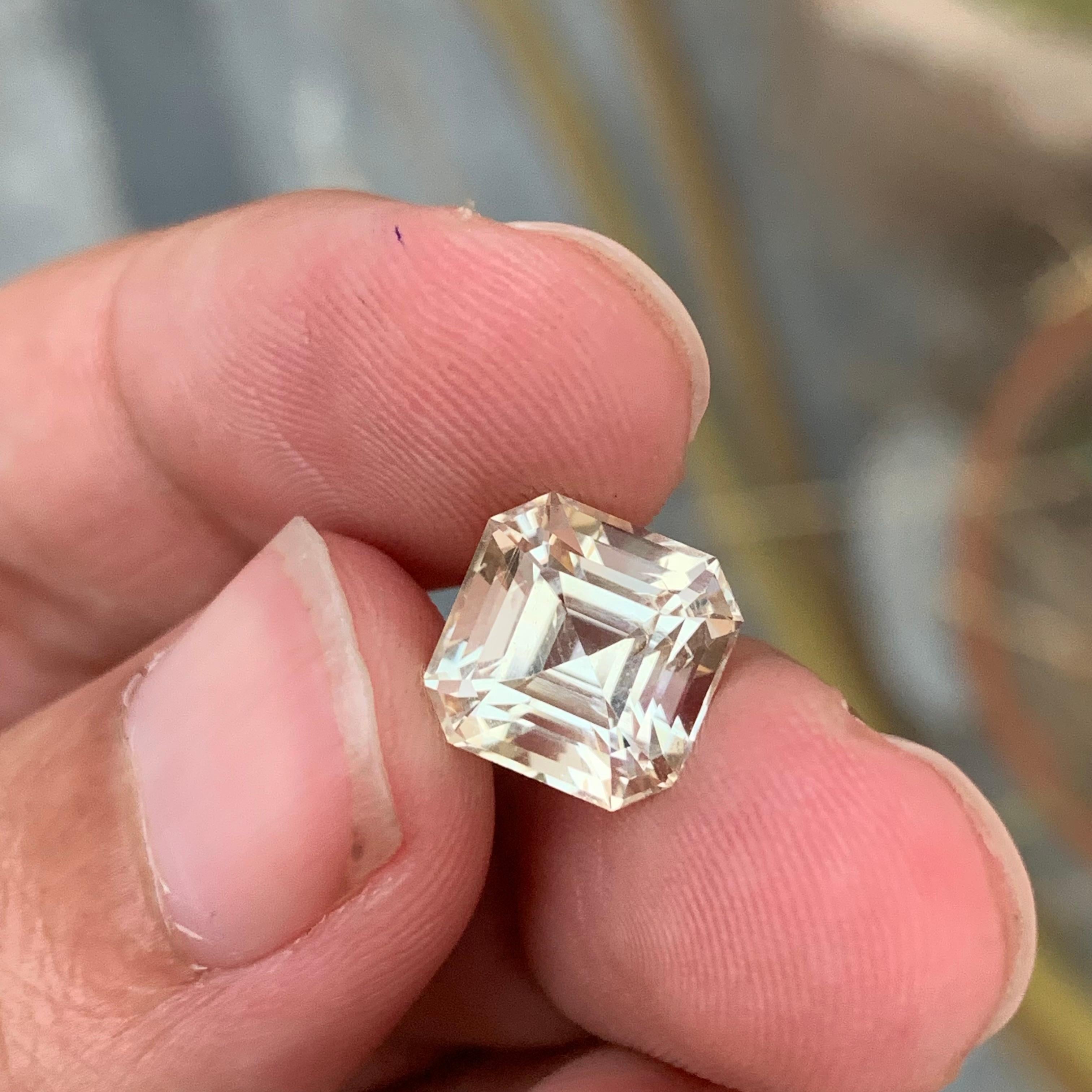 Pierre précieuse taille Asscher de 5,05 carats de couleur jaune pâle en vente 1