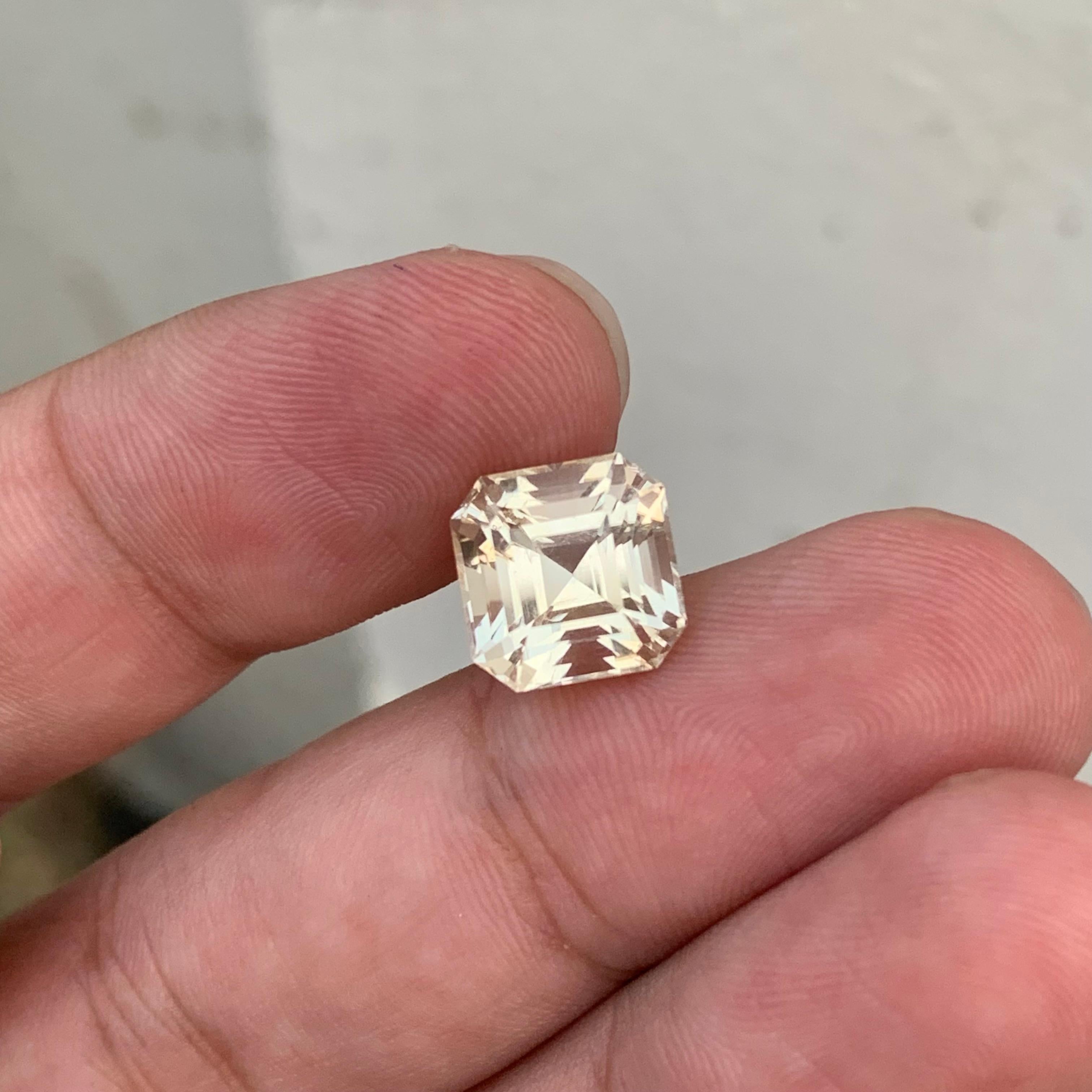 Pierre précieuse taille Asscher de 5,05 carats de couleur jaune pâle en vente 2