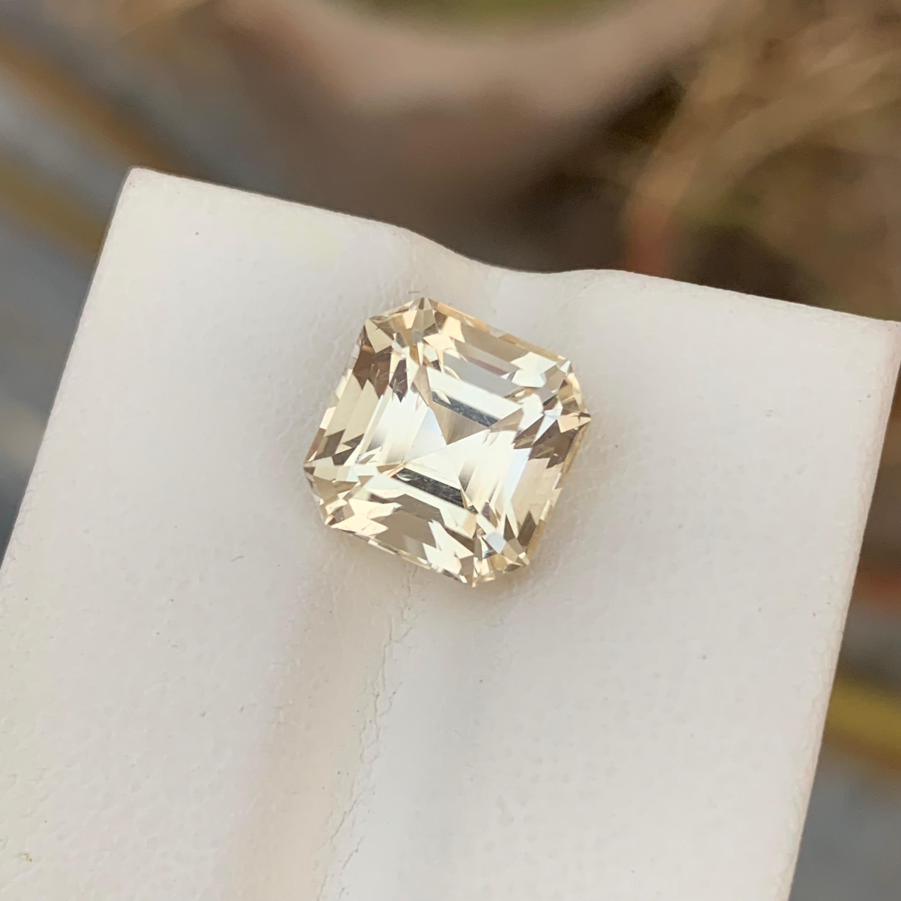 Pierre précieuse taille Asscher de 5,05 carats de couleur jaune pâle en vente 3