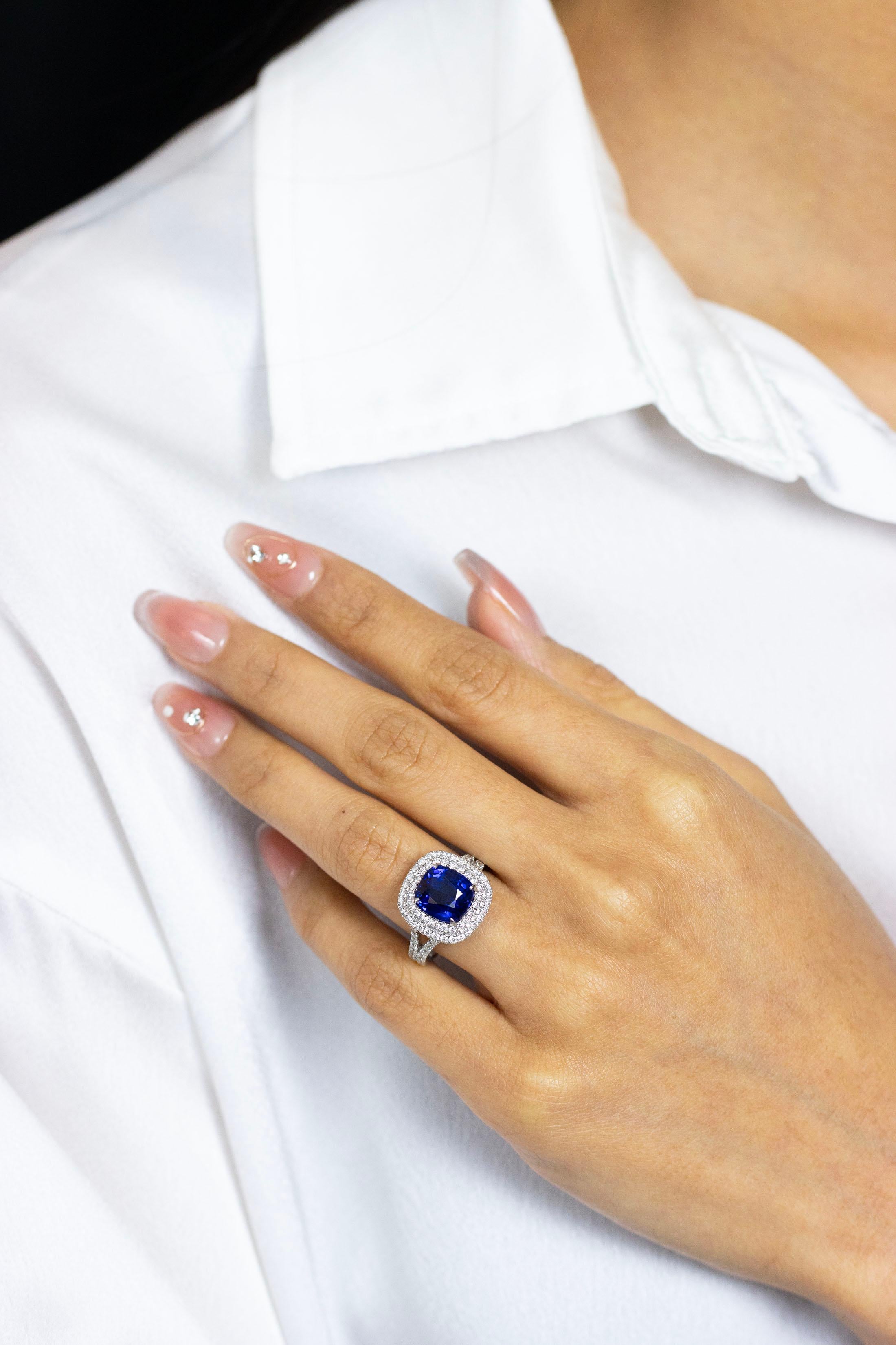 Contemporary 5.05 Carats Cushion Cut Blue Sapphire and Diamond Halo Engagement Ring For Sale