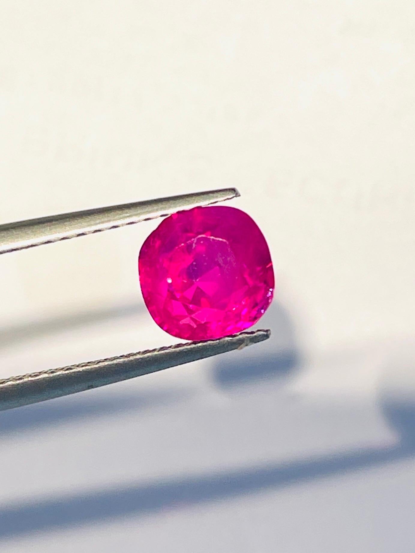 5.05 Ct unheated Burma ruby full luster transparent 

GEM DESCRIPTION
Species:   Natural Corumdum
Variety:  Natural Ruby Unheated
Weight:  5.05ct 
Color:  Red
Cut:  Excellent 
Clarity:  VVS
Origin: Burma
Treatment: Unheated 